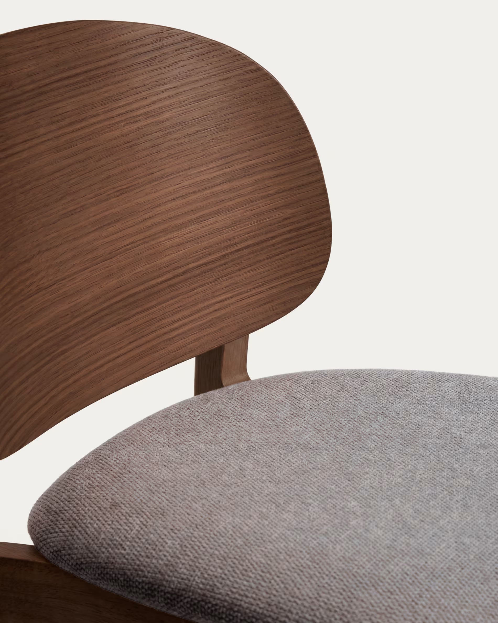 Barhocker LUDARA aus braunem Chenille mit einem dunklen furnierten Eichenfuß.