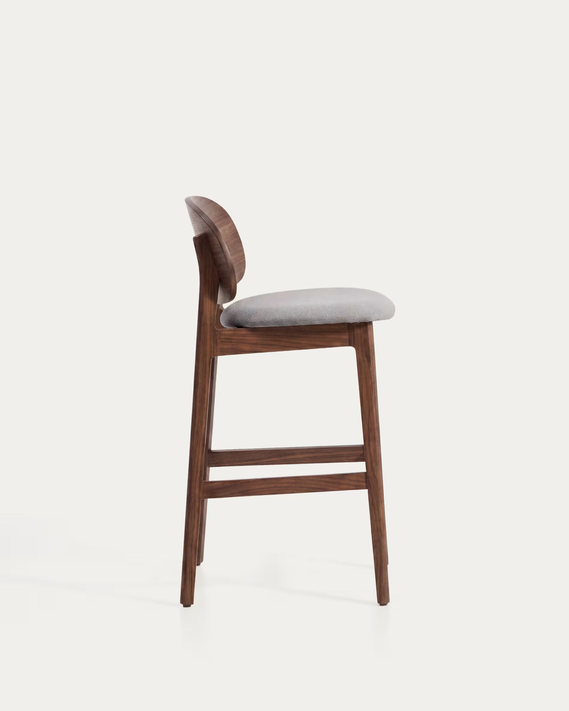 Barhocker LUDARA aus braunem Chenille mit einem dunklen furnierten Eichenfuß.