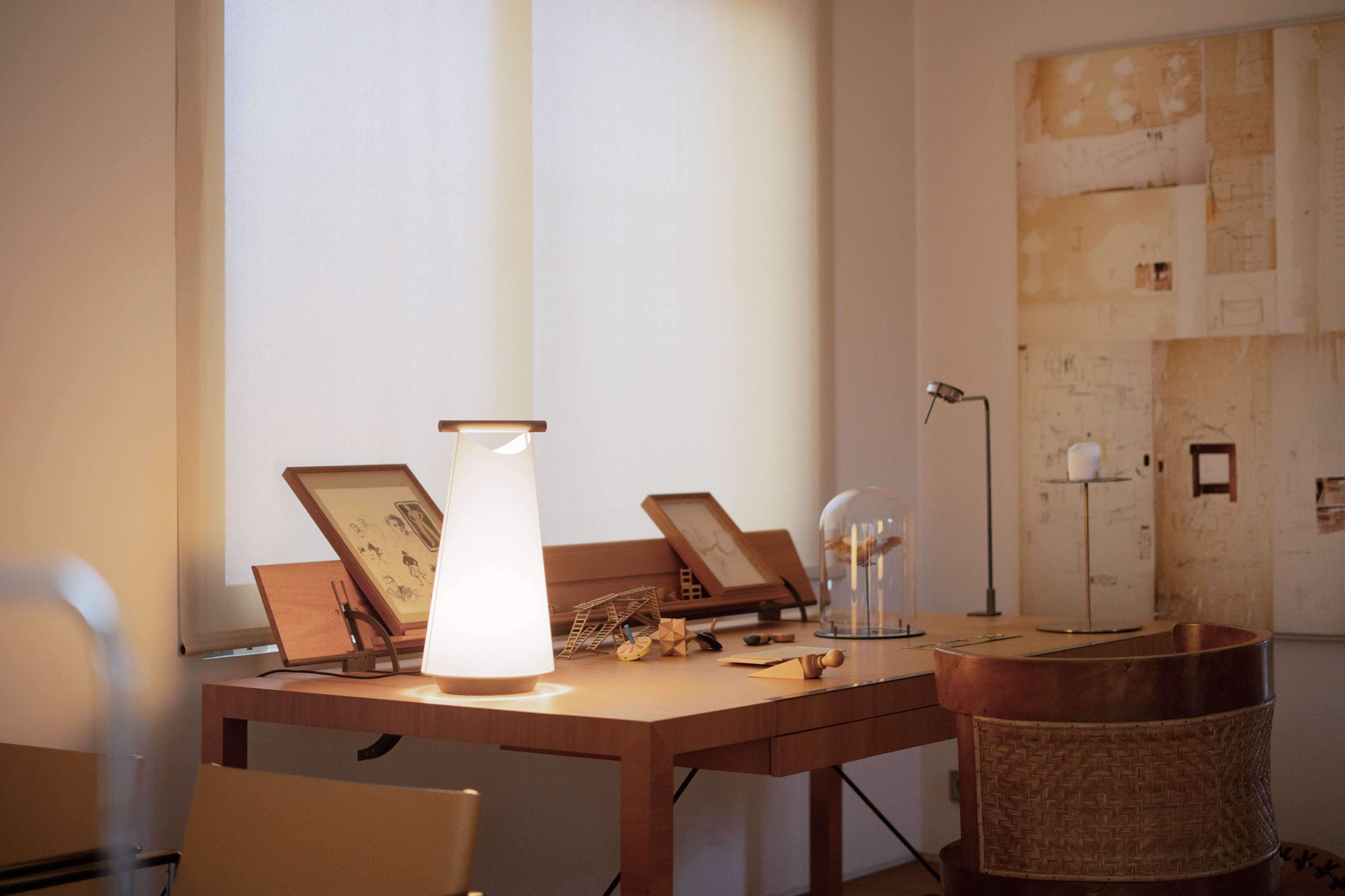 Tischlampe CATAY weiß mit schwarzem Eschenholz