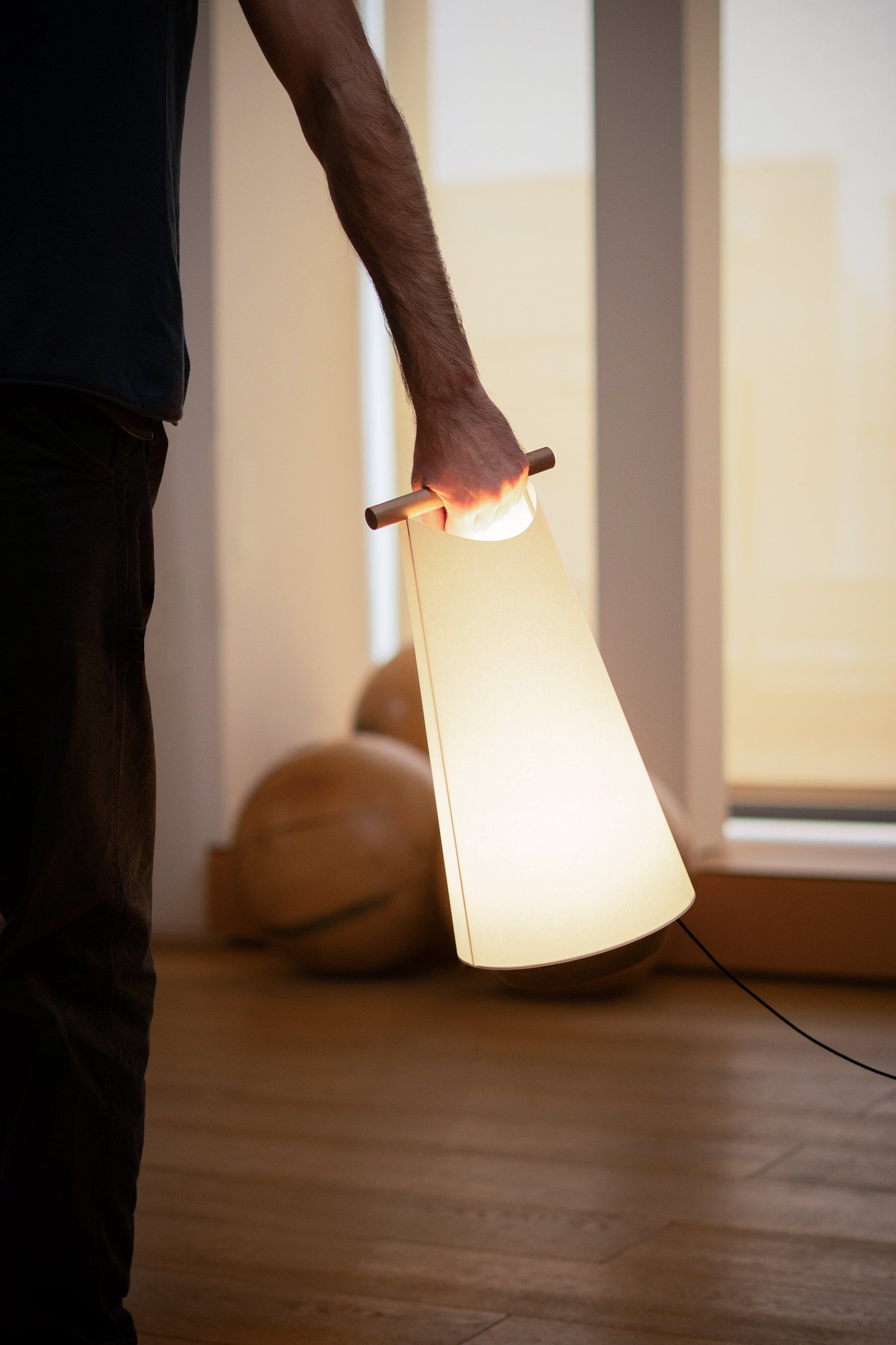 Tischlampe CATAY weiß mit schwarzem Eschenholz