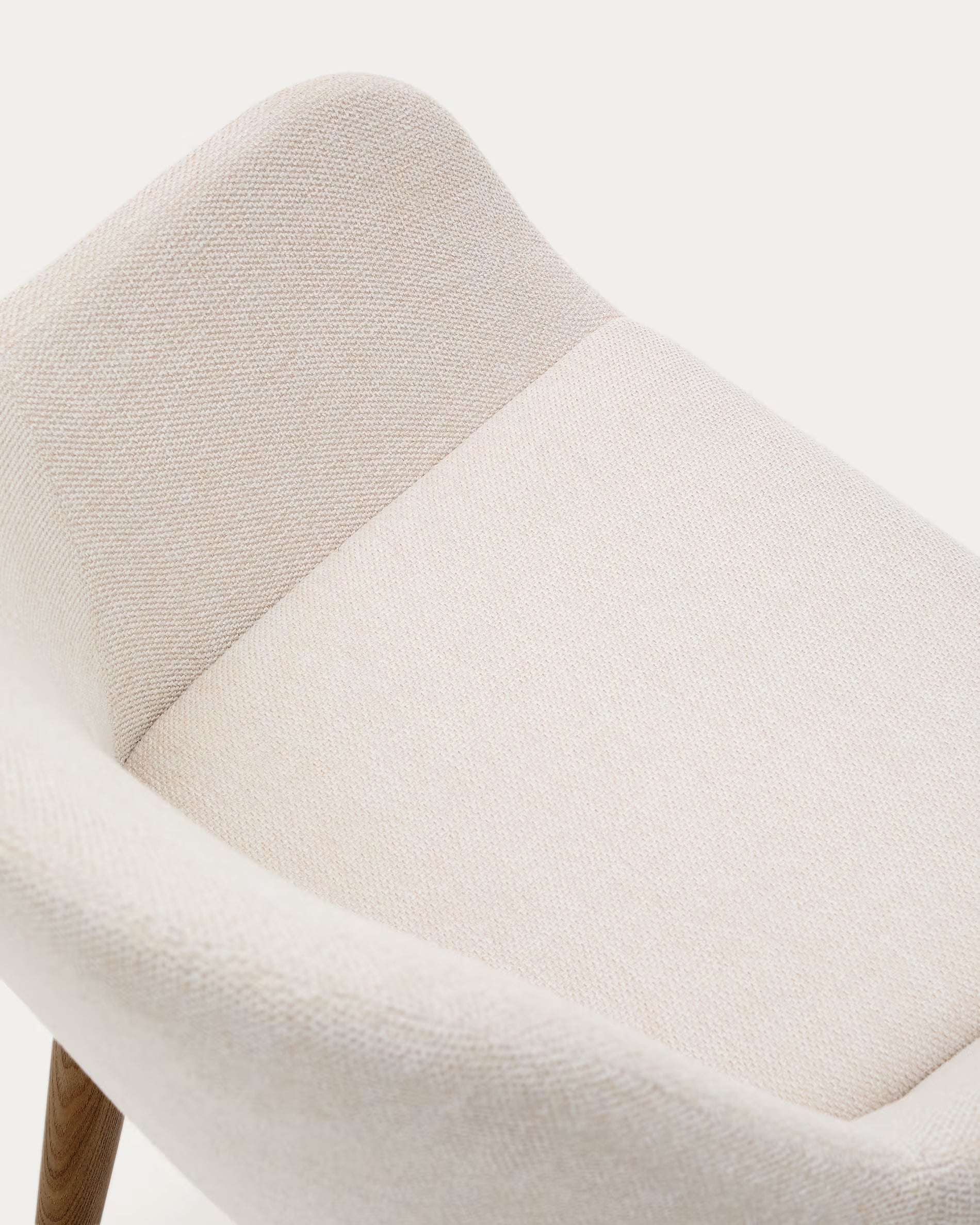 Stuhl KONNA in beigem Chenille mit dunkler Eschenbasis