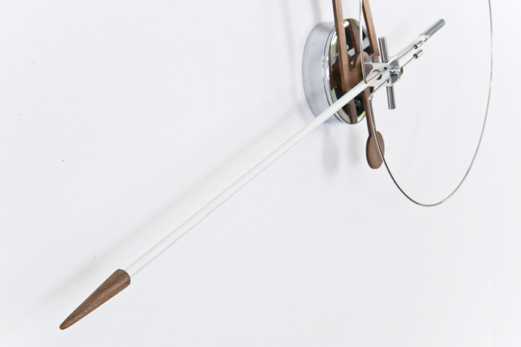 Wanduhr CRIS aus Nussbaumholz mit verchromter und weißer Oberfläche