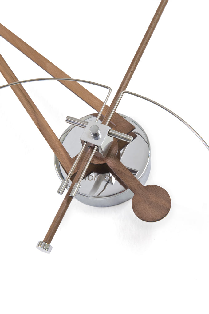 Wanduhr CRIS aus Nussbaumholz mit verchromter und roter Oberfläche