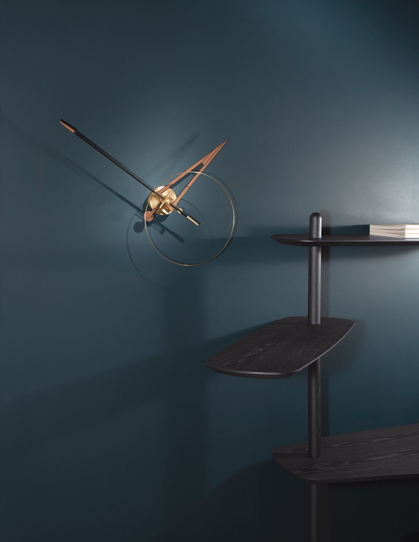 Wanduhr CRIS aus Nussbaumholz mit messingfarbener Oberfläche