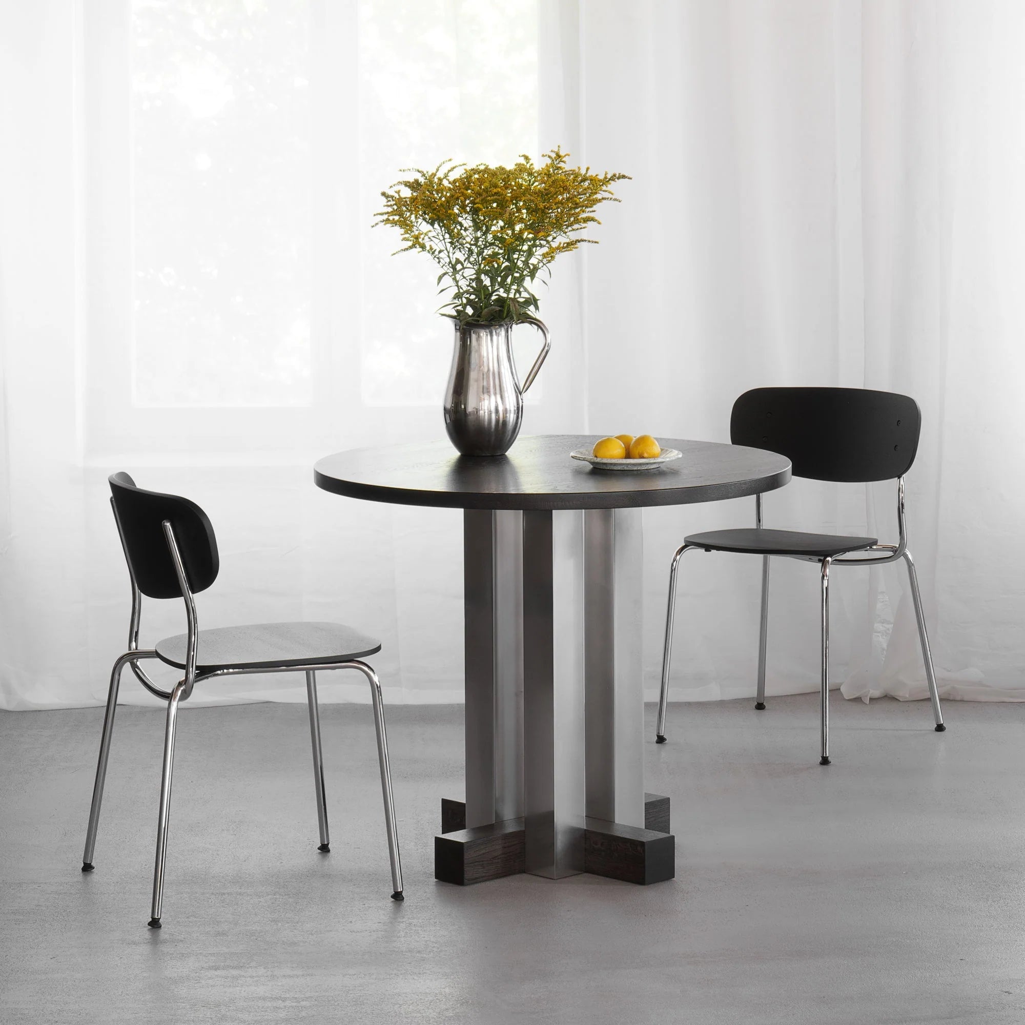 Runder Tisch CRUZ aus Aluminium mit Eichenholz