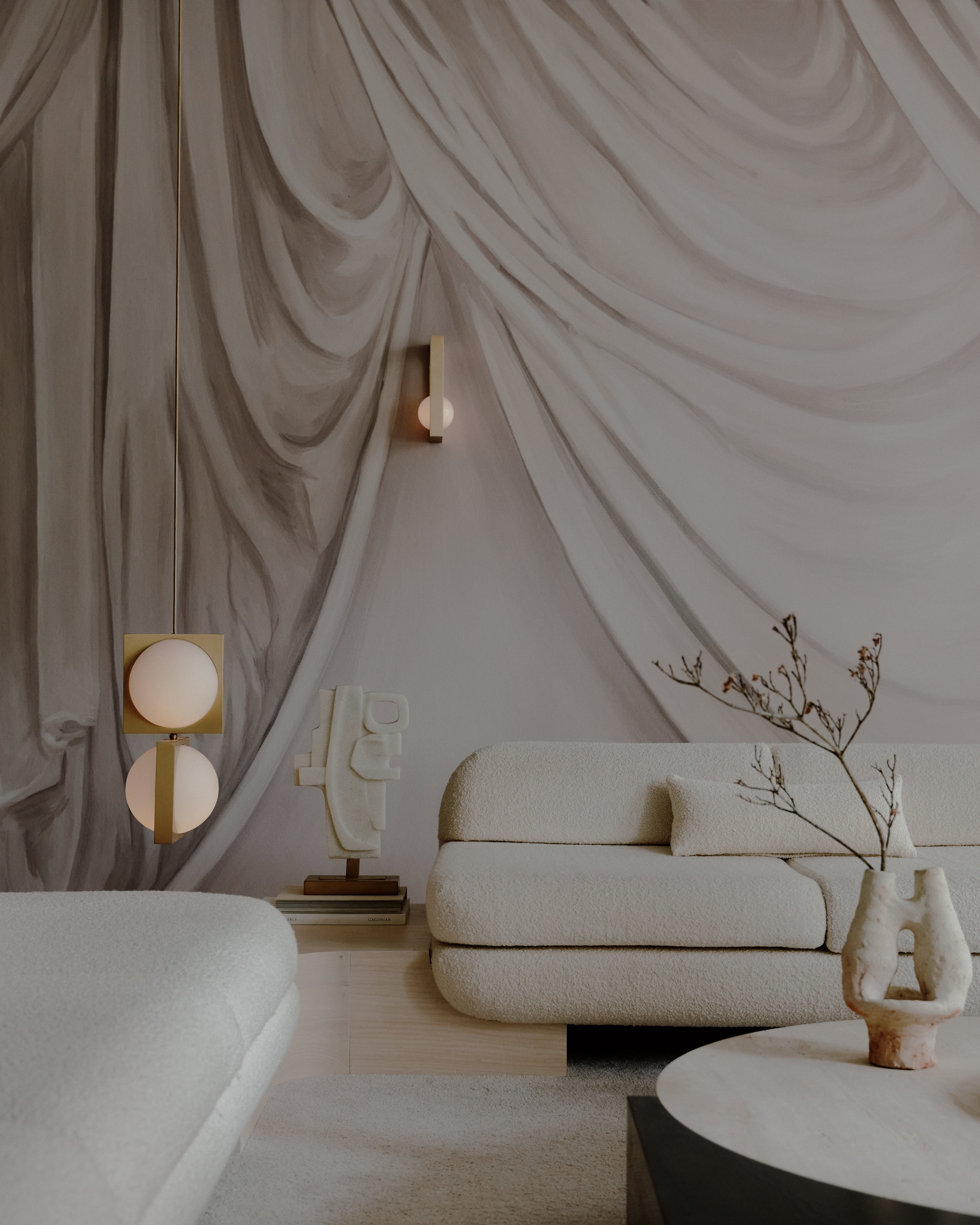 Wandlampe SOLSTICE mit opalisiertem Schirm und schwarz beschichtetem Messing.