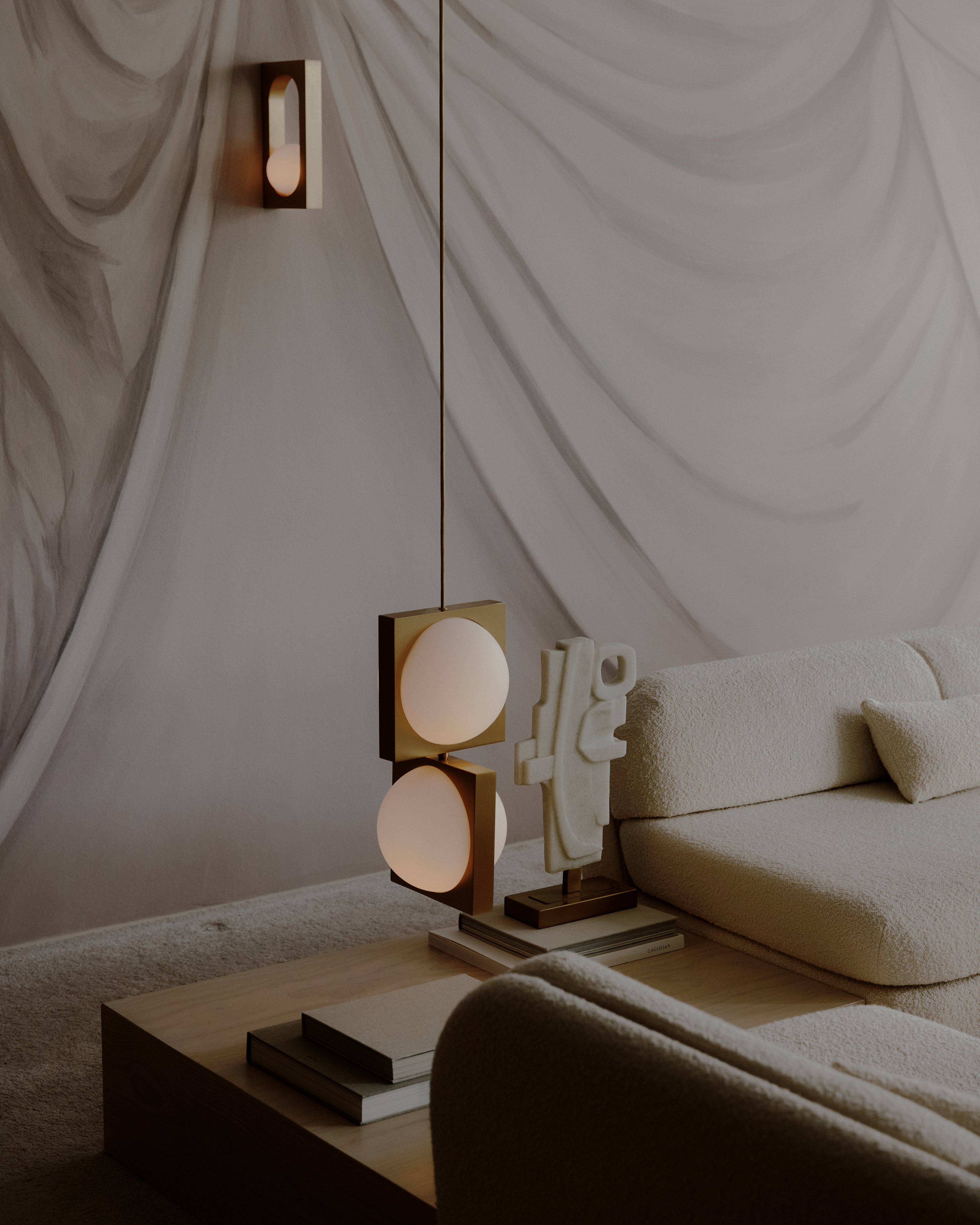 Wandlampe MYTHOS mit opalisiertem Schirm und Messing.