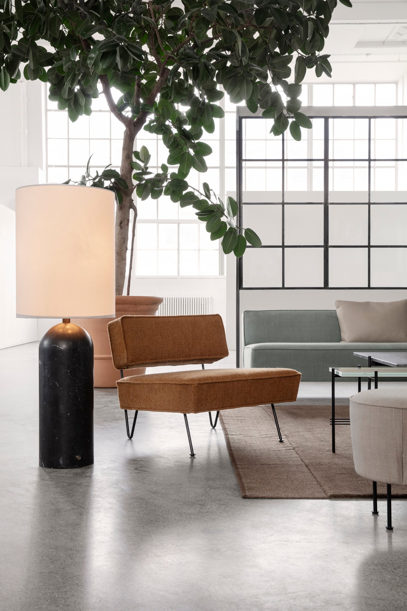 Puf MODERN LINE gepolstert mit goldenem Fuß