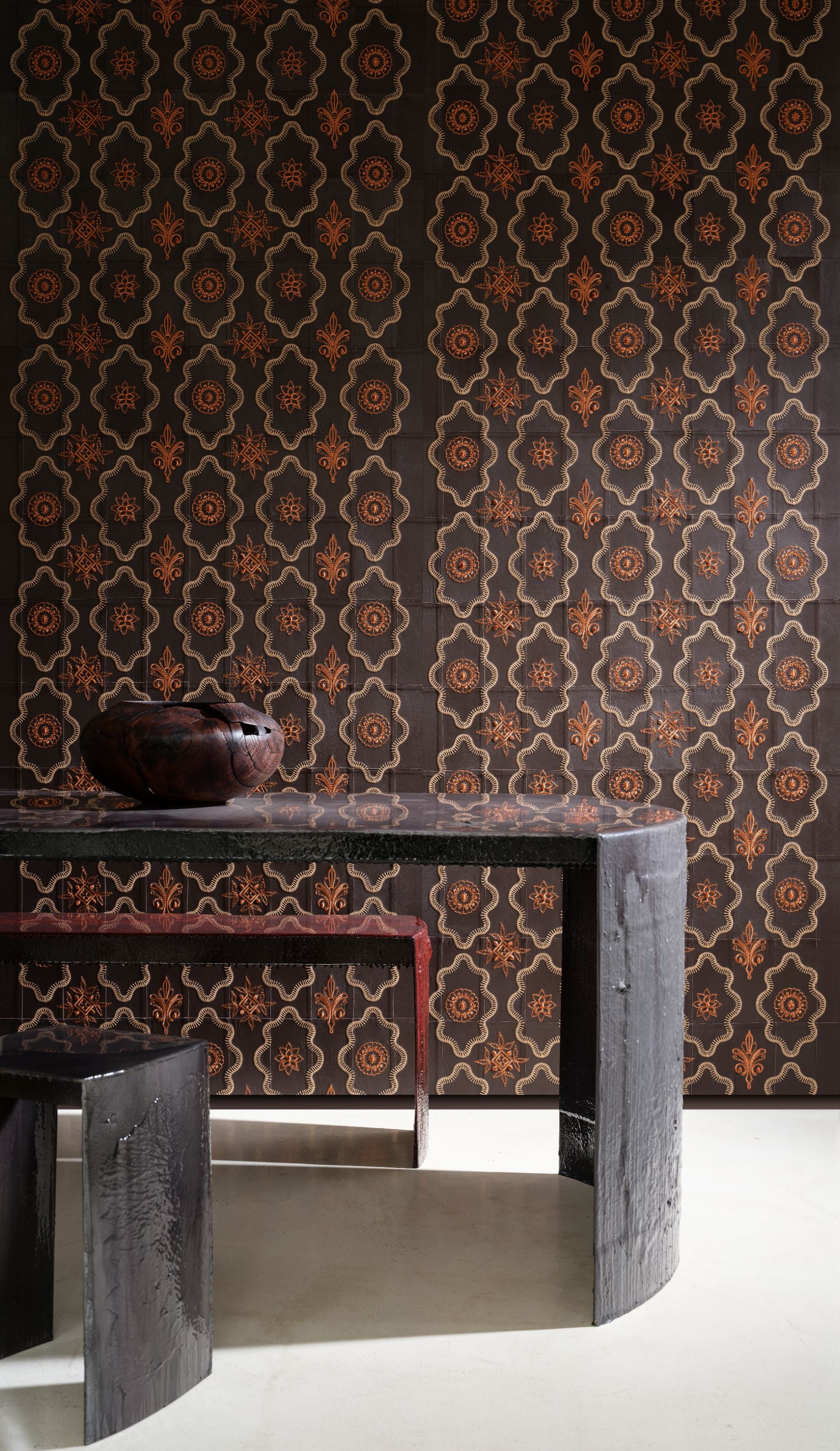 Geometrisch gemusterte natürliche Leder-Tapete DUCTIA braun mit orange