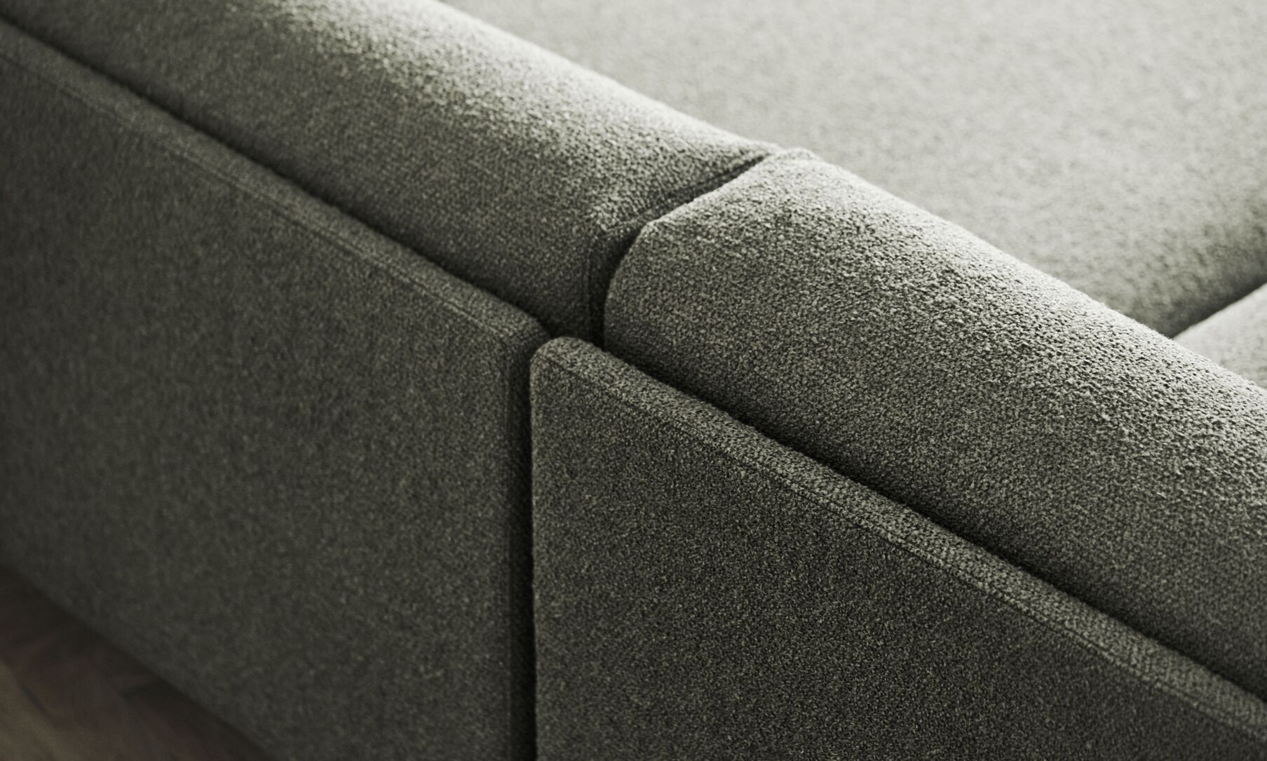 Modulares Sofa gemütlich - zentrales Modul mit einer weißten Basis