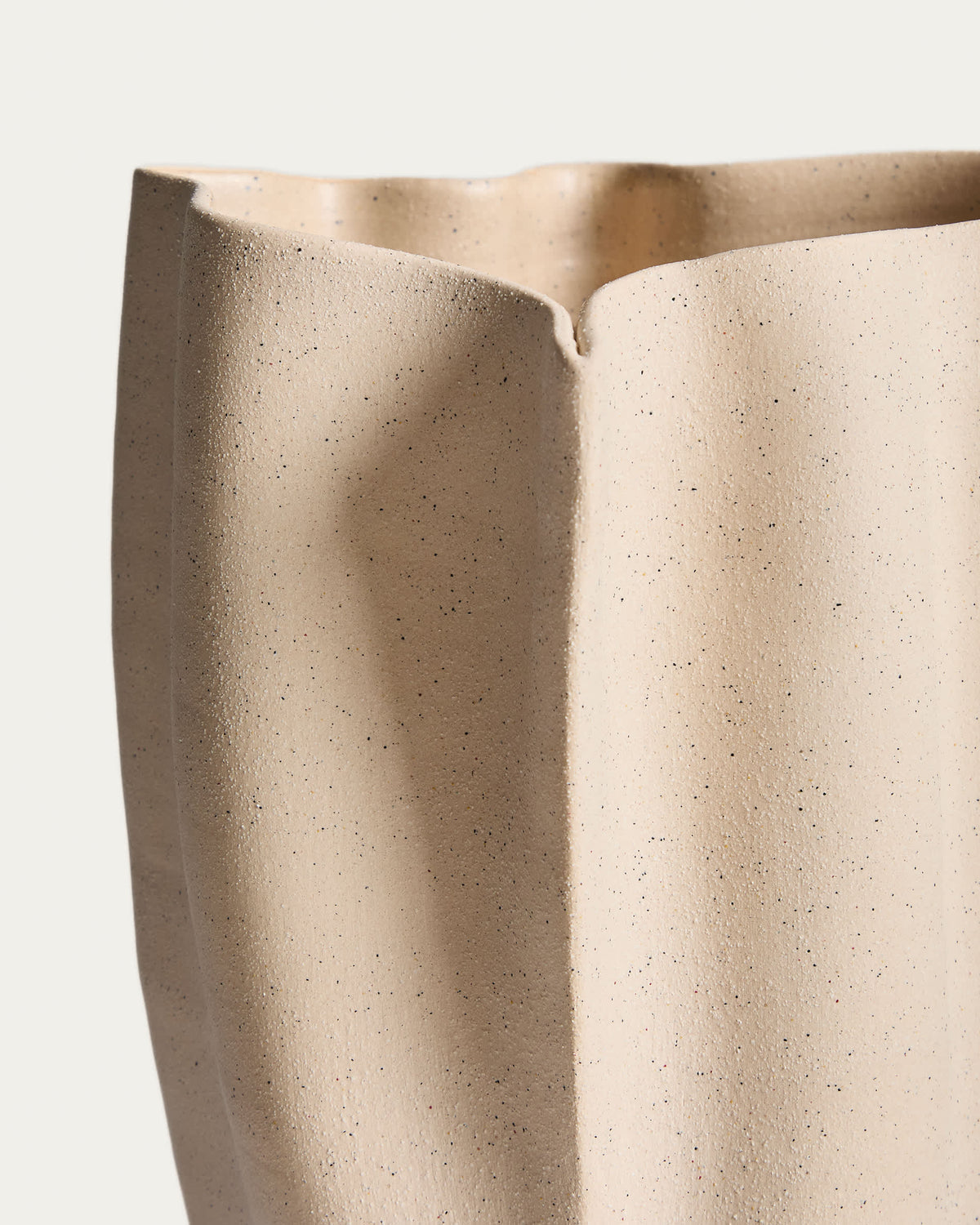 Wazon NILEA beżowy ceramiczny – ujęcie 3