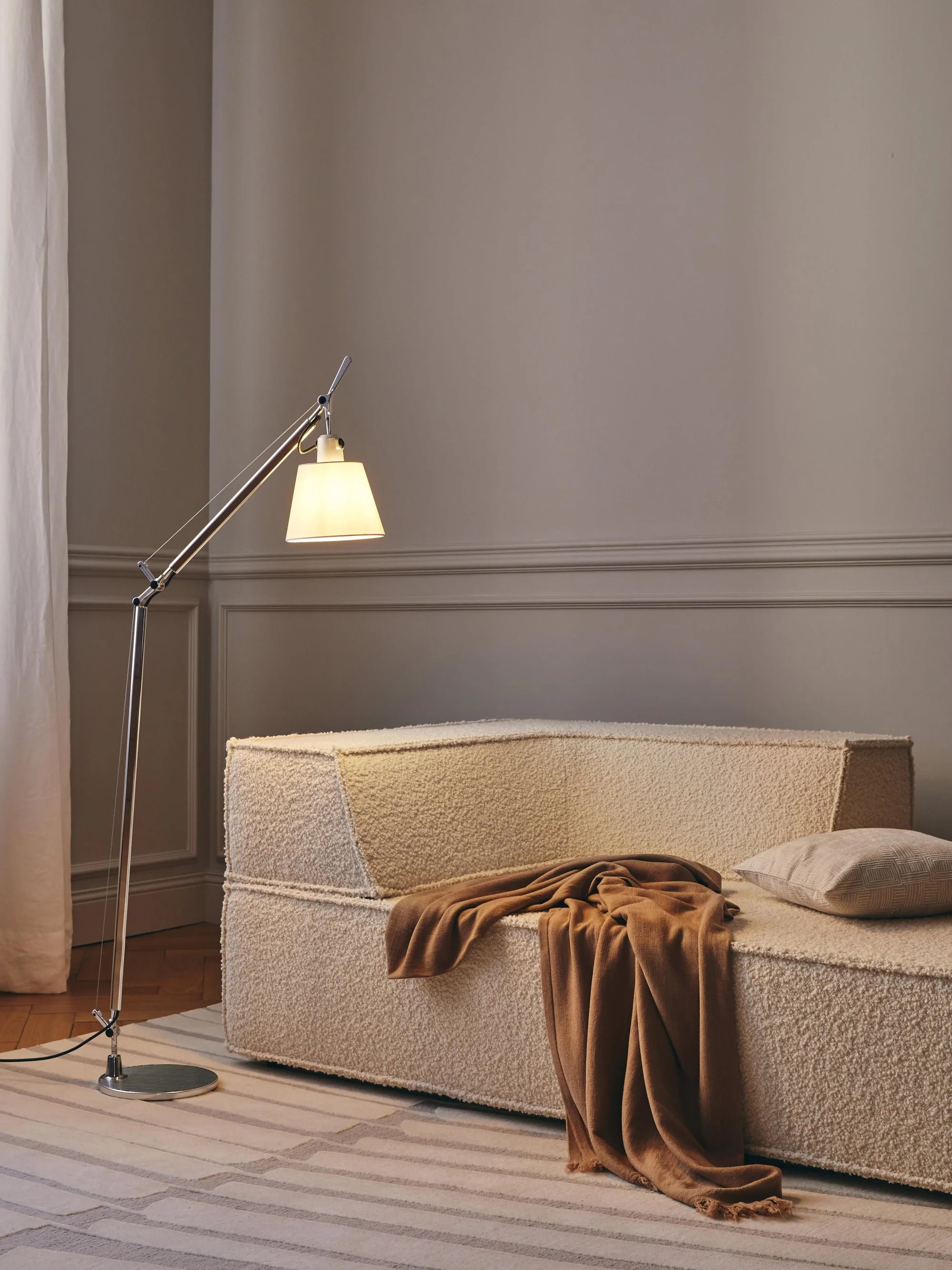 Stehlampe zum Lesen TOLOMEO BASCULANTE mit pergaminfarbener Schirm und silbernem Fuß