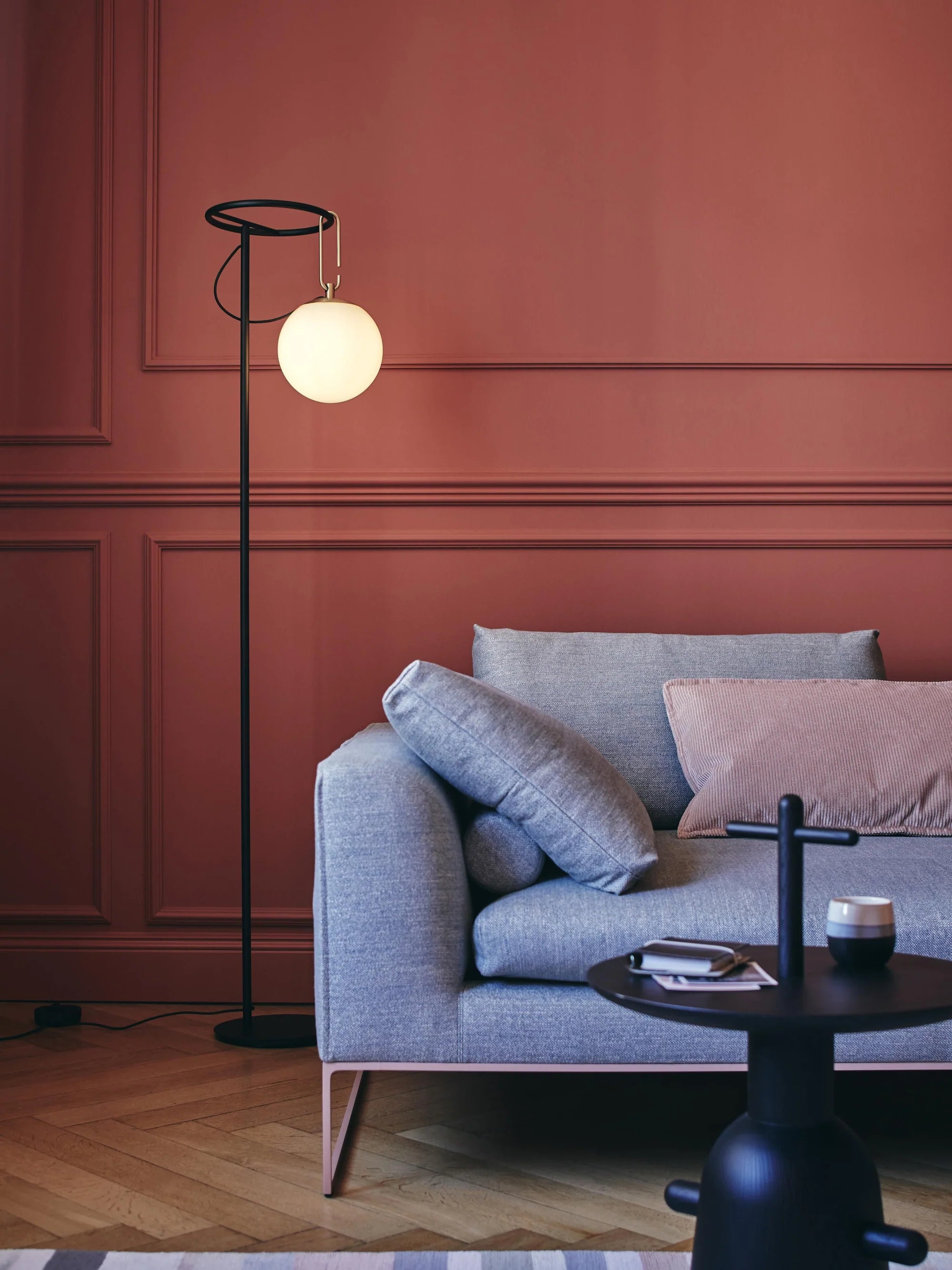 Stehlampe NH schwarz mit Messing und Weiß