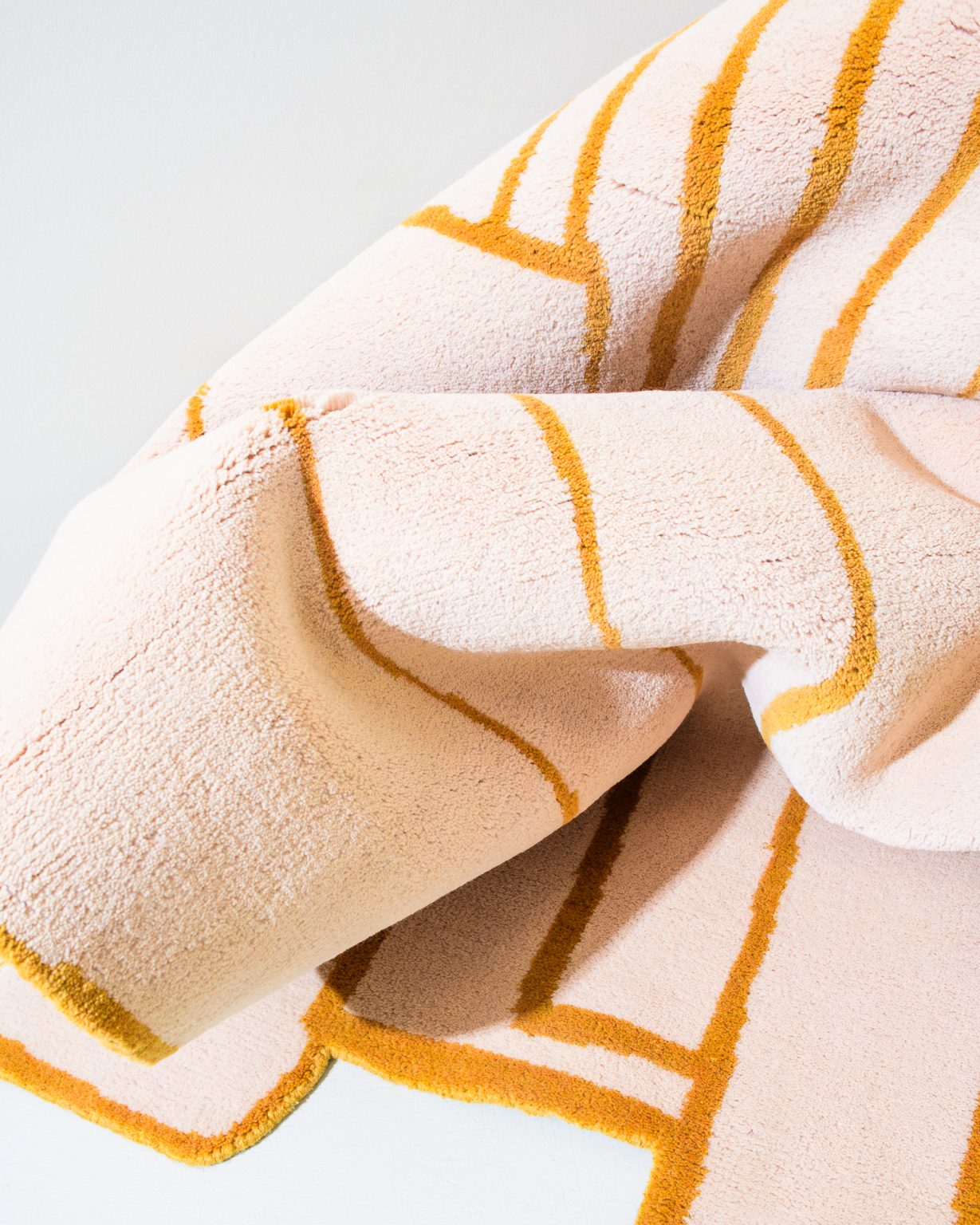 Dywan dekoracyjny asymetryczny CONTOUR łososiowy róż