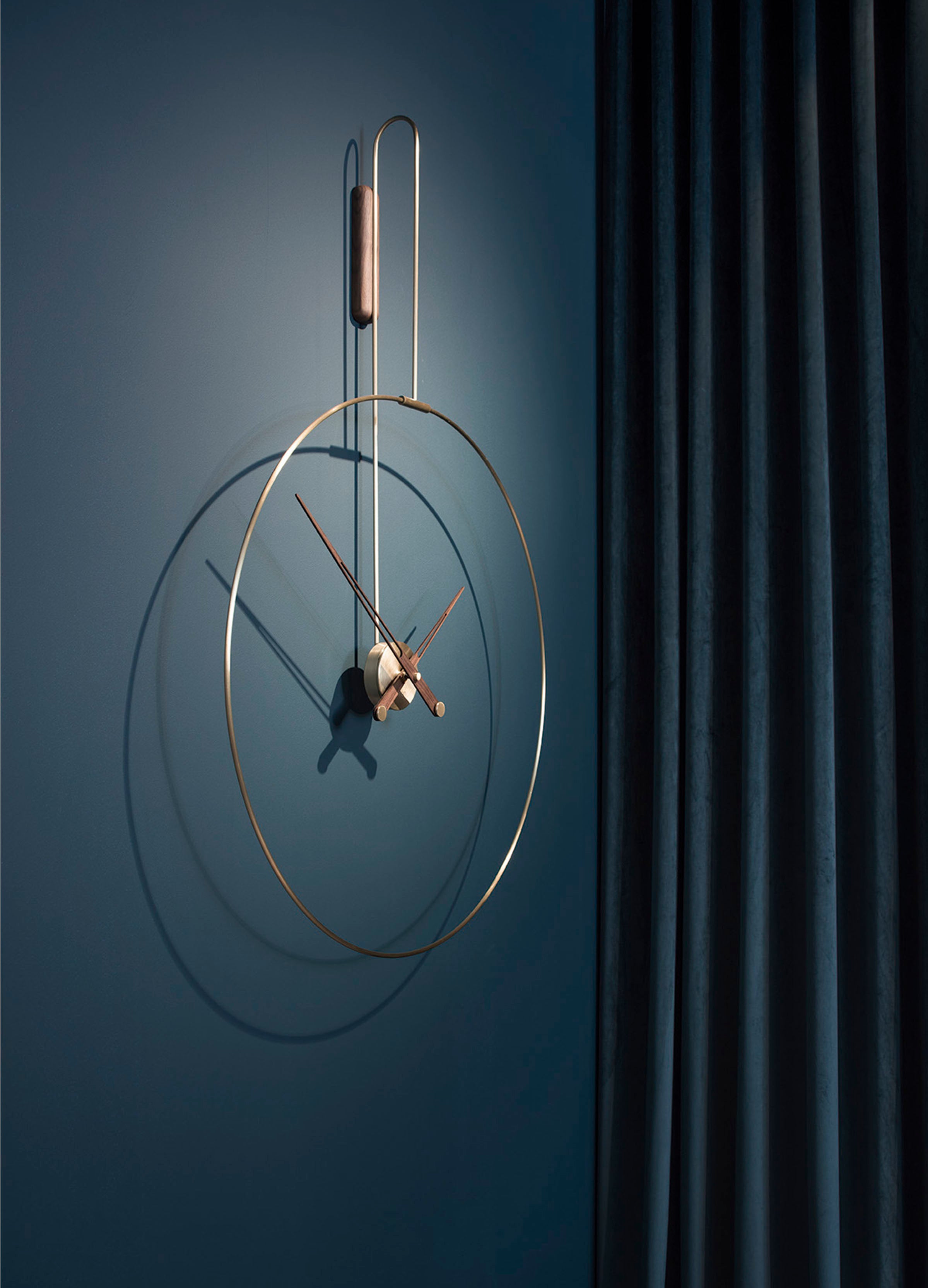 Wanduhr DARO aus Nussbaum mit Messing