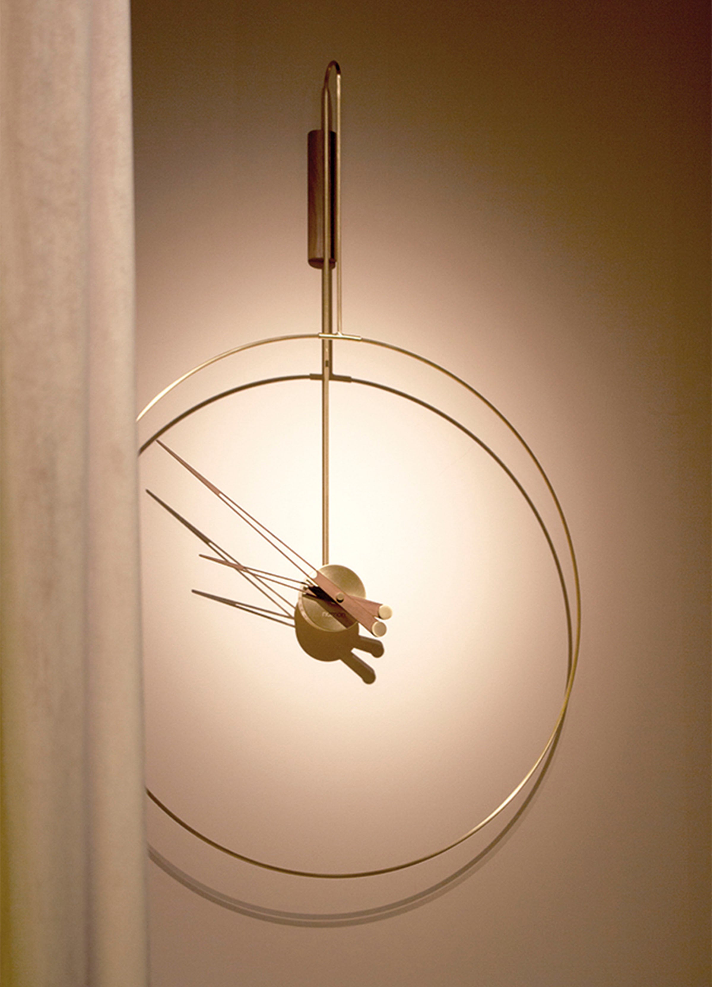 Wanduhr DARO aus Nussbaum mit Messing