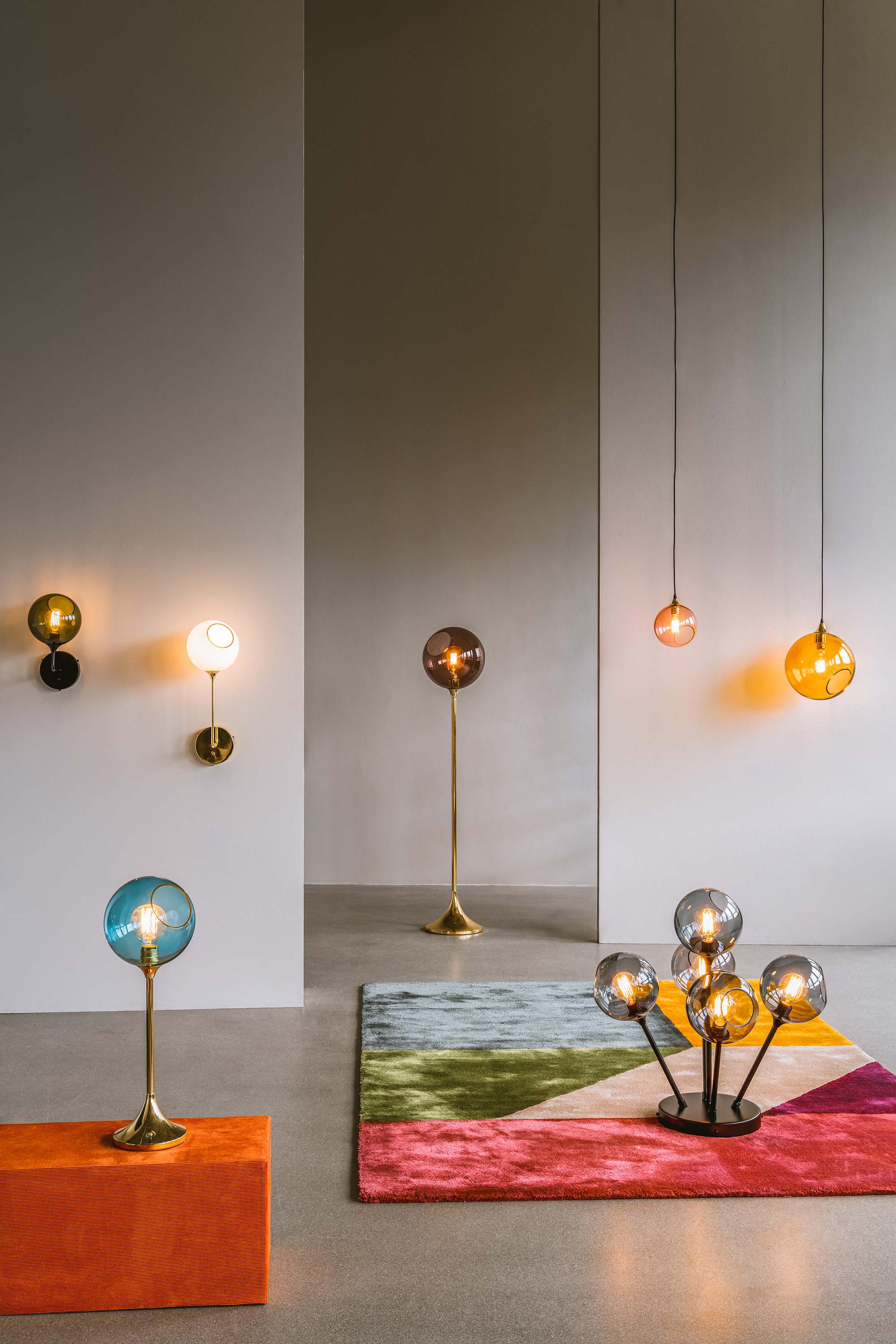 FLOOR LAMP BALLROOM white with a gold base [Amelia]