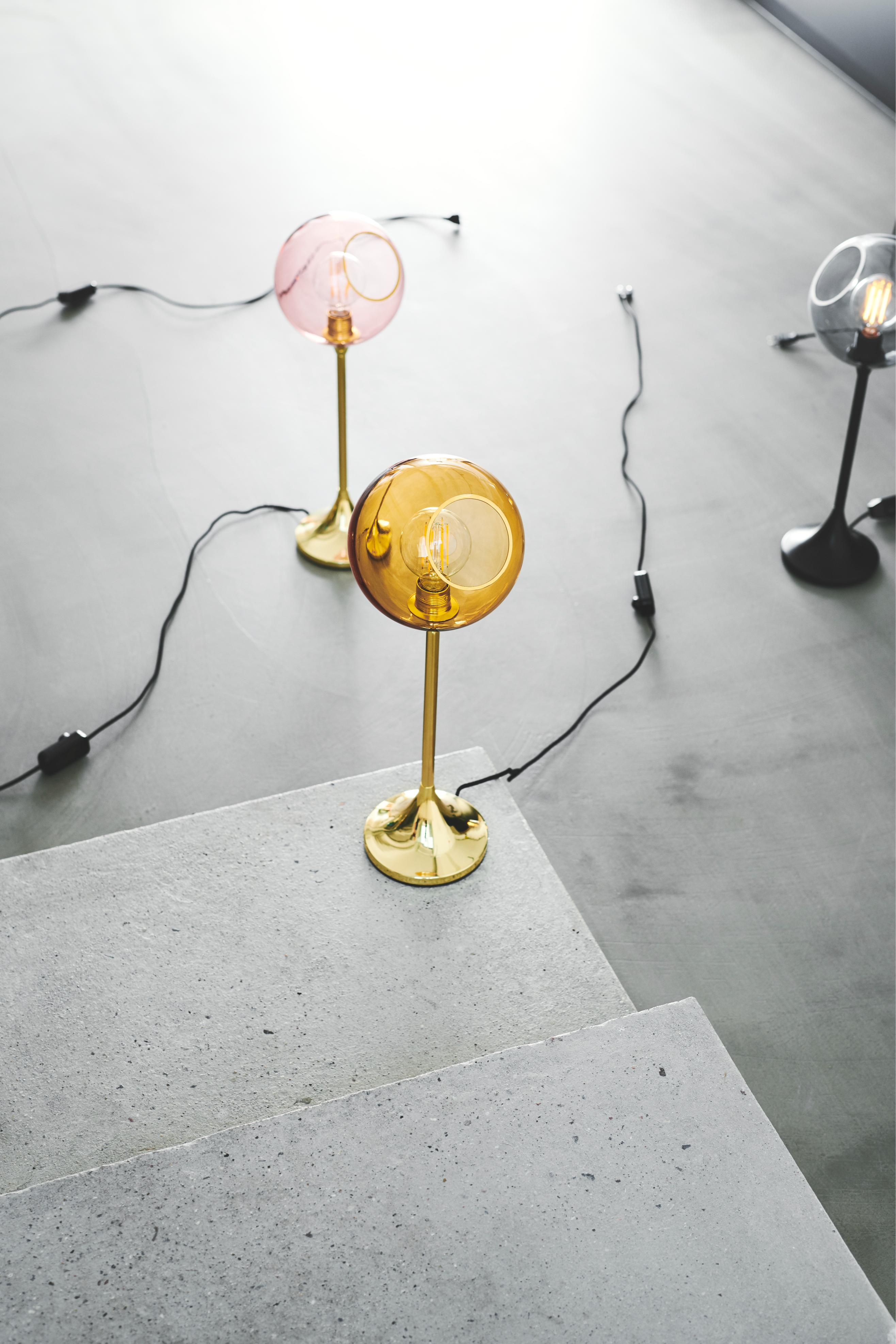 Tischlampe BALLROOM bernsteinfarben mit goldenem Fuß