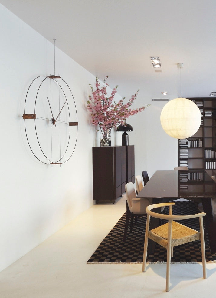 Wanduhr DELMORI aus Nussbaumholz mit Schwarz und Chrom