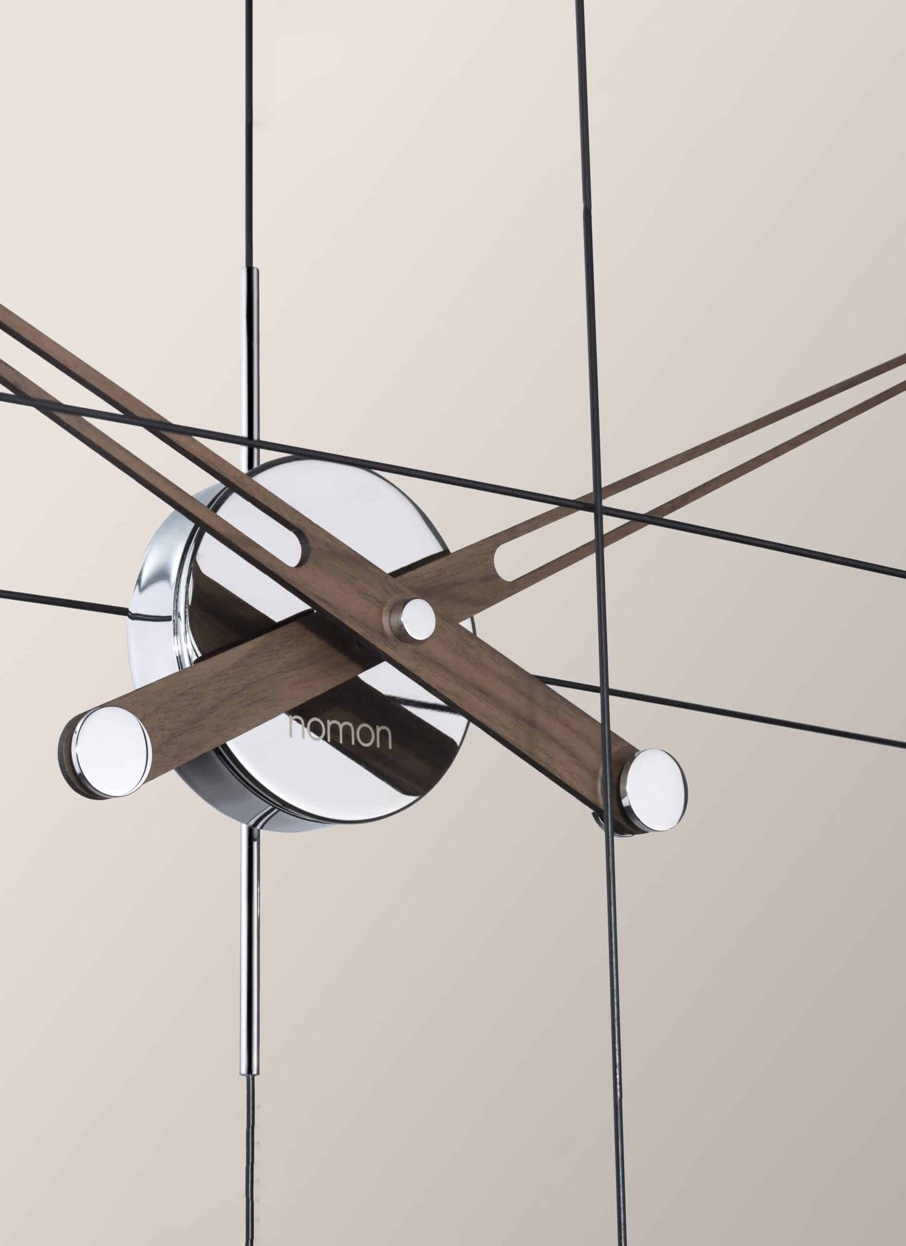 Wanduhr DELMORI aus Nussbaumholz mit Schwarz und Chrom