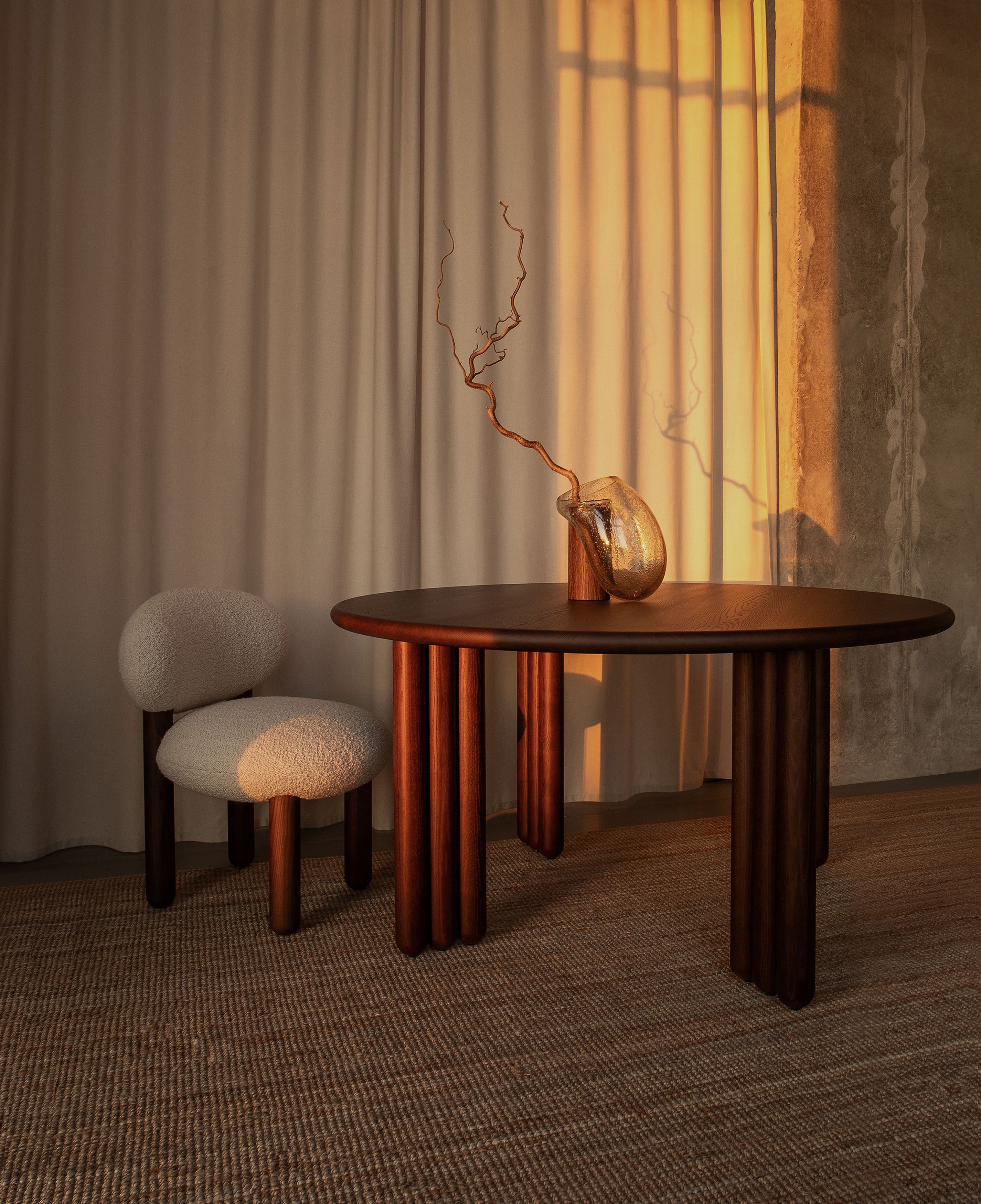 Runder Tisch FLOCK aus braunem Eschenholz