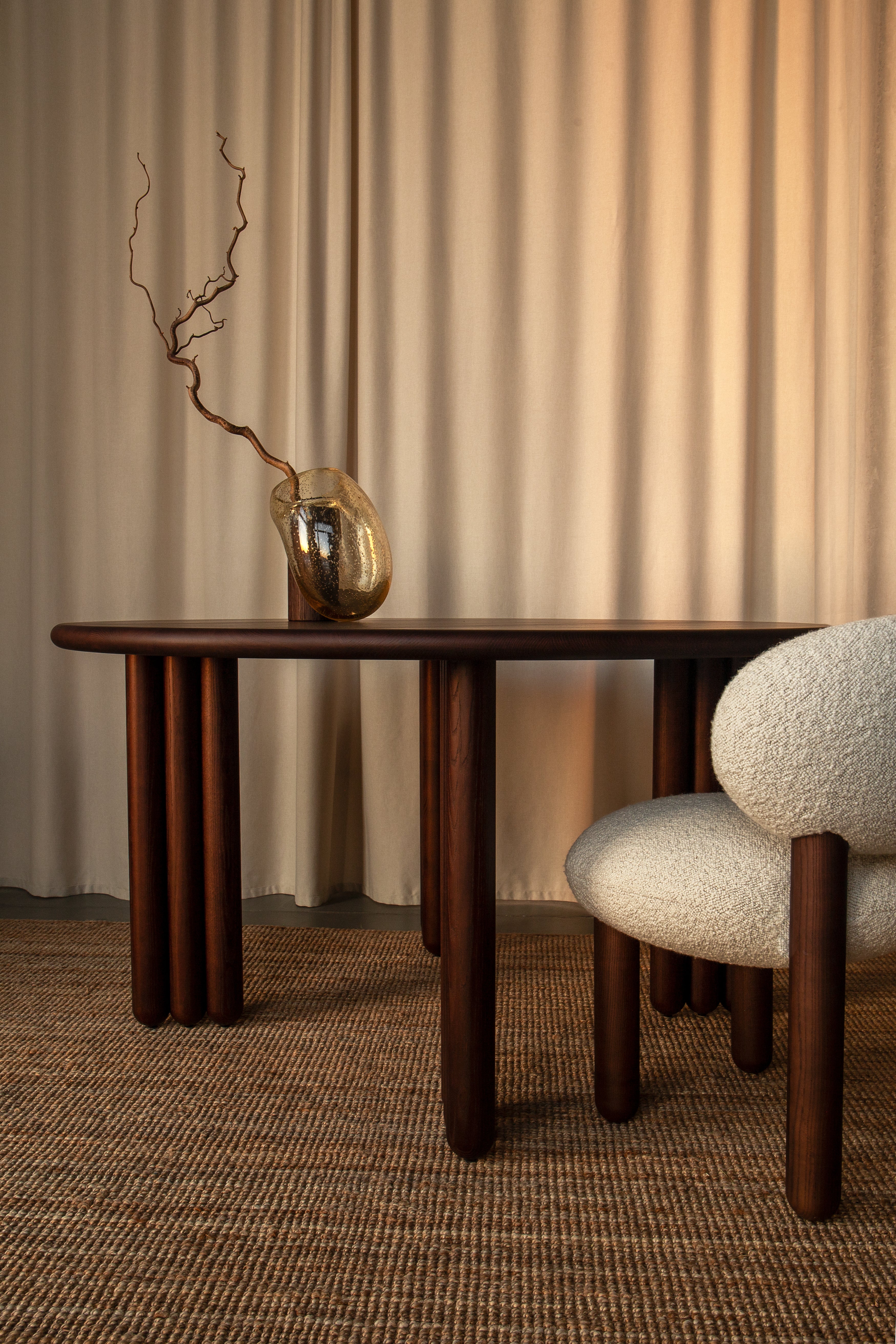 Runder Tisch FLOCK aus braunem Eschenholz