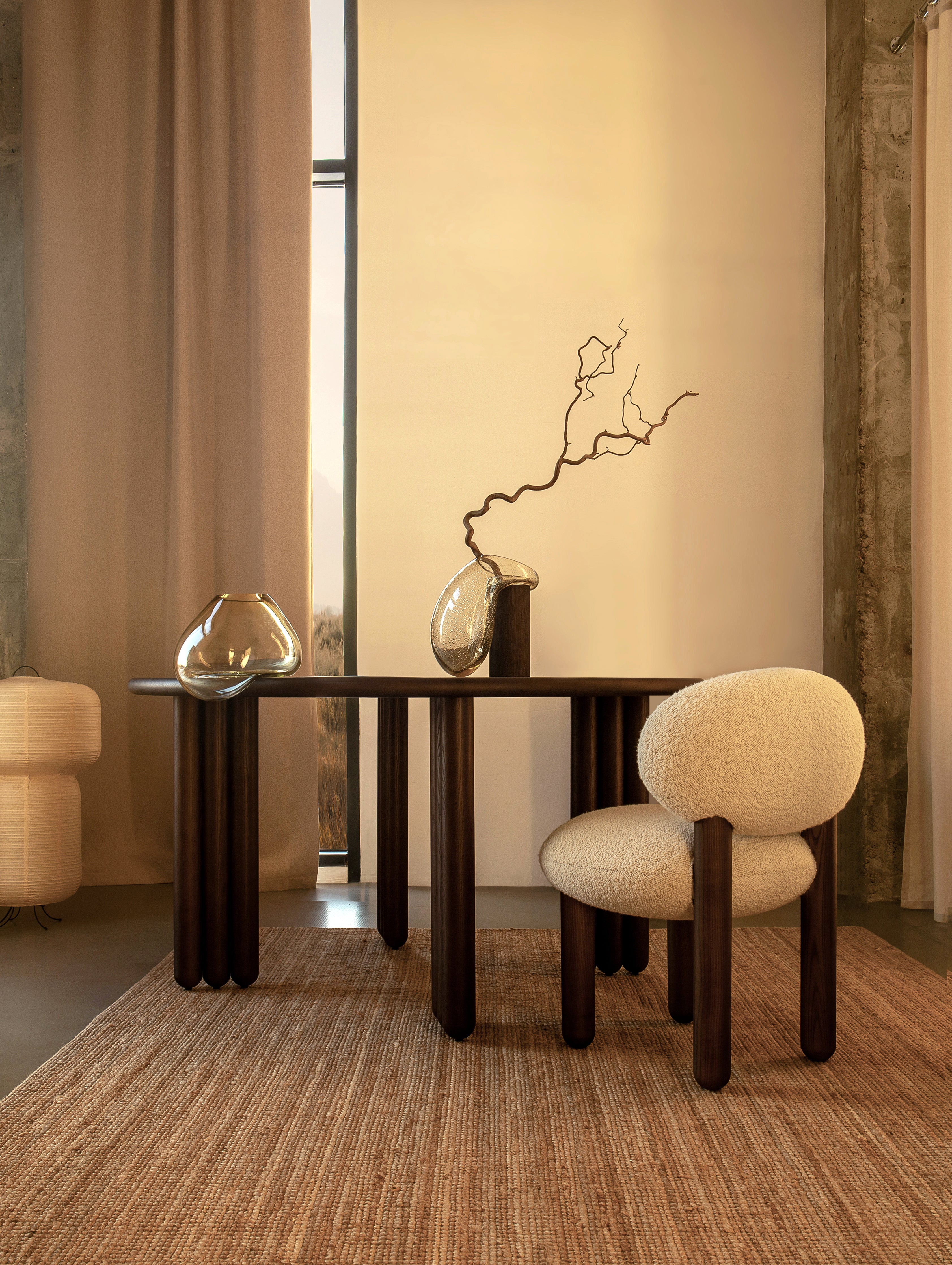 Runder Tisch FLOCK aus schwarzem Eschenholz