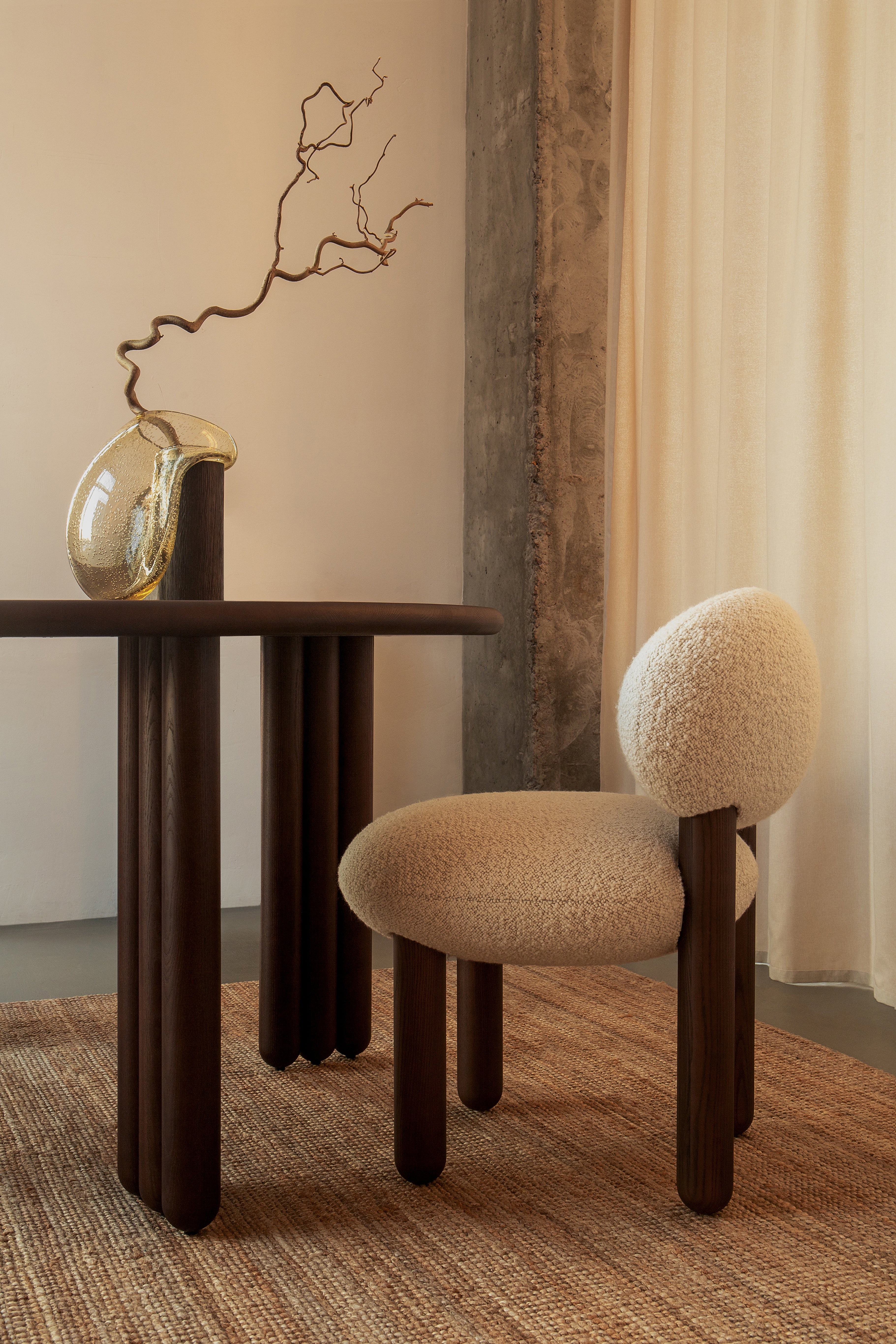 Runder Tisch FLOCK aus braunem Eschenholz