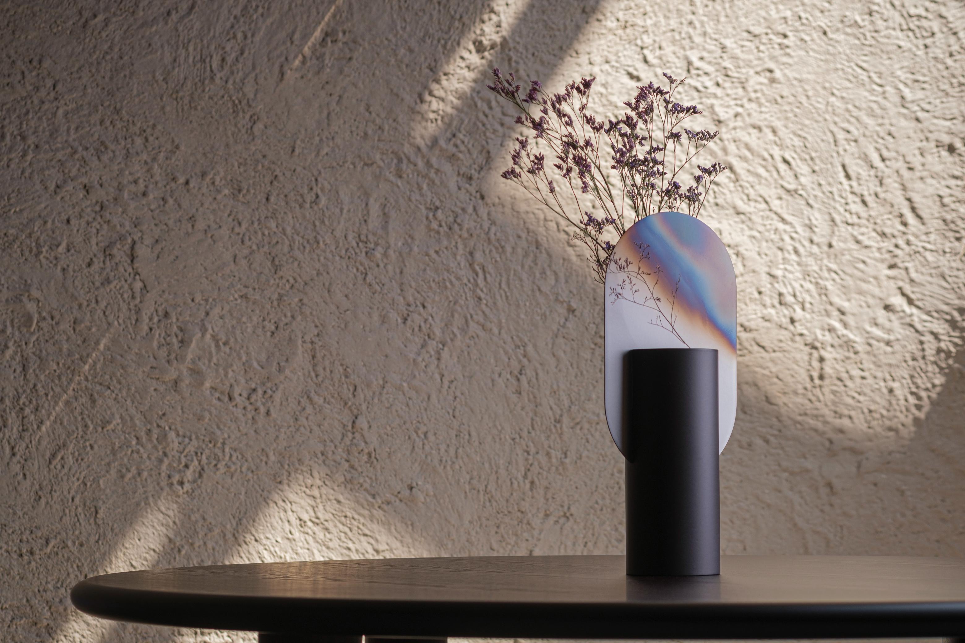 Runder Tisch PAUL aus braunem Eschenholz