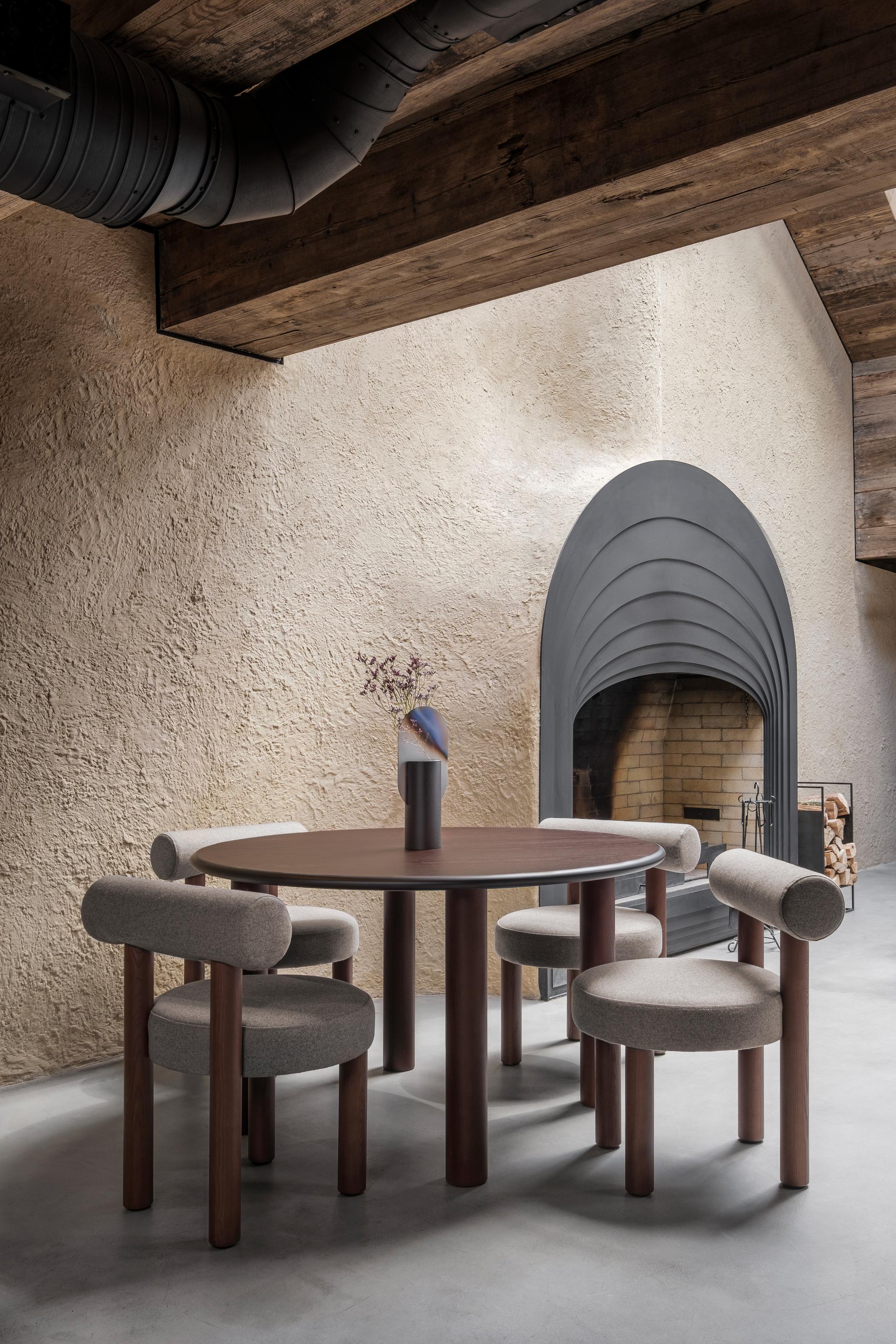 Runder Tisch PAUL aus braunem Eschenholz