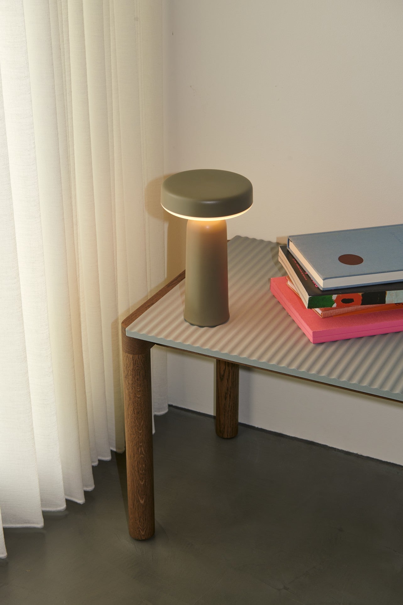 Couchtisch COUPLE sandfarben mit dunklem Eichenfuß