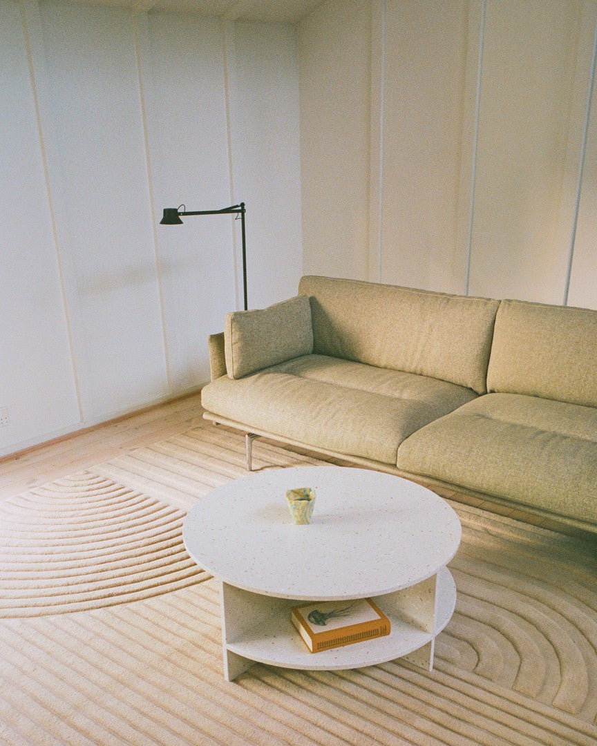 Couchtisch für den Außenbereich HALVES gebrochenes weißes Terrazzo