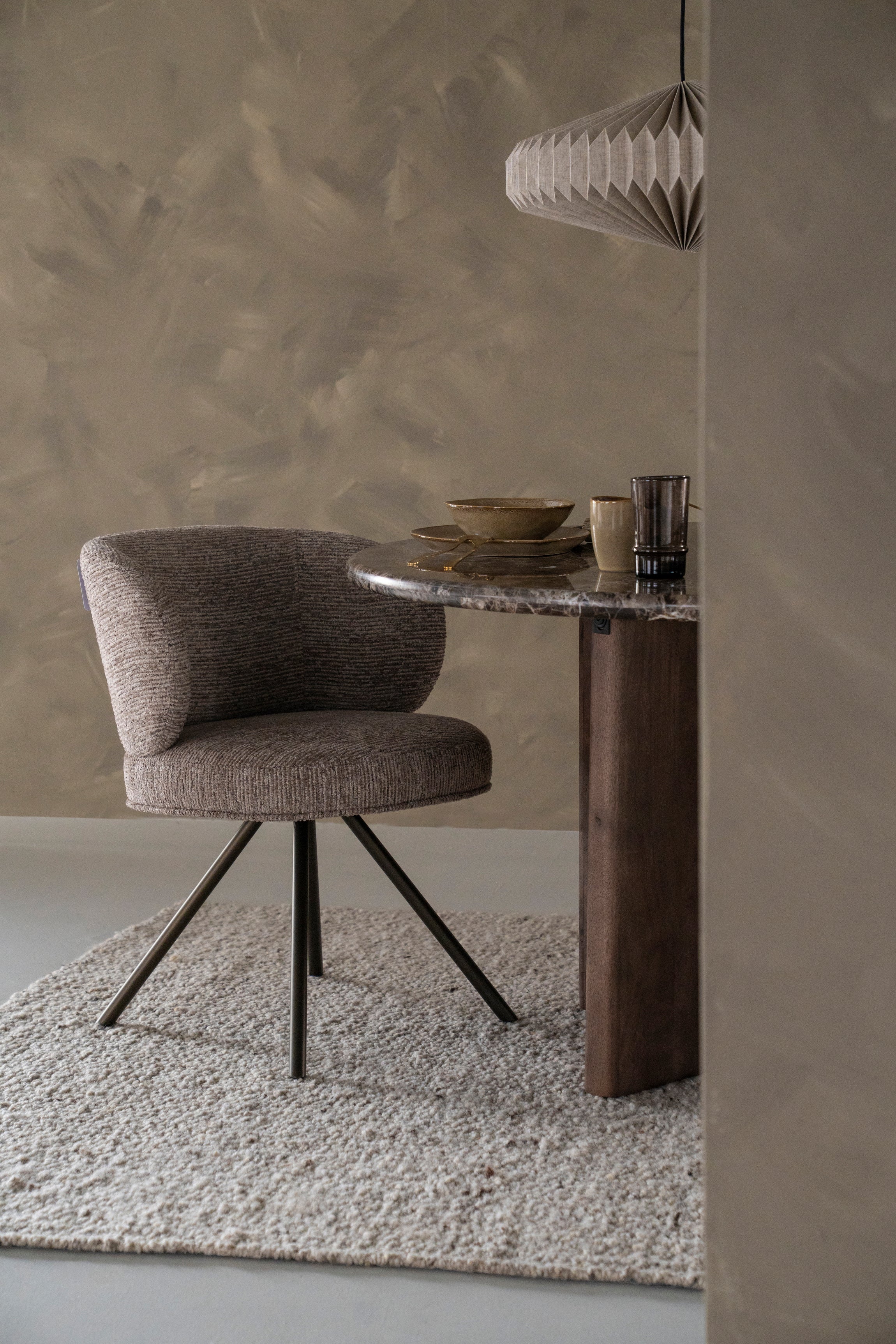 Drehstuhl JAYSON taupe mit dunkelbraunem Fußteil