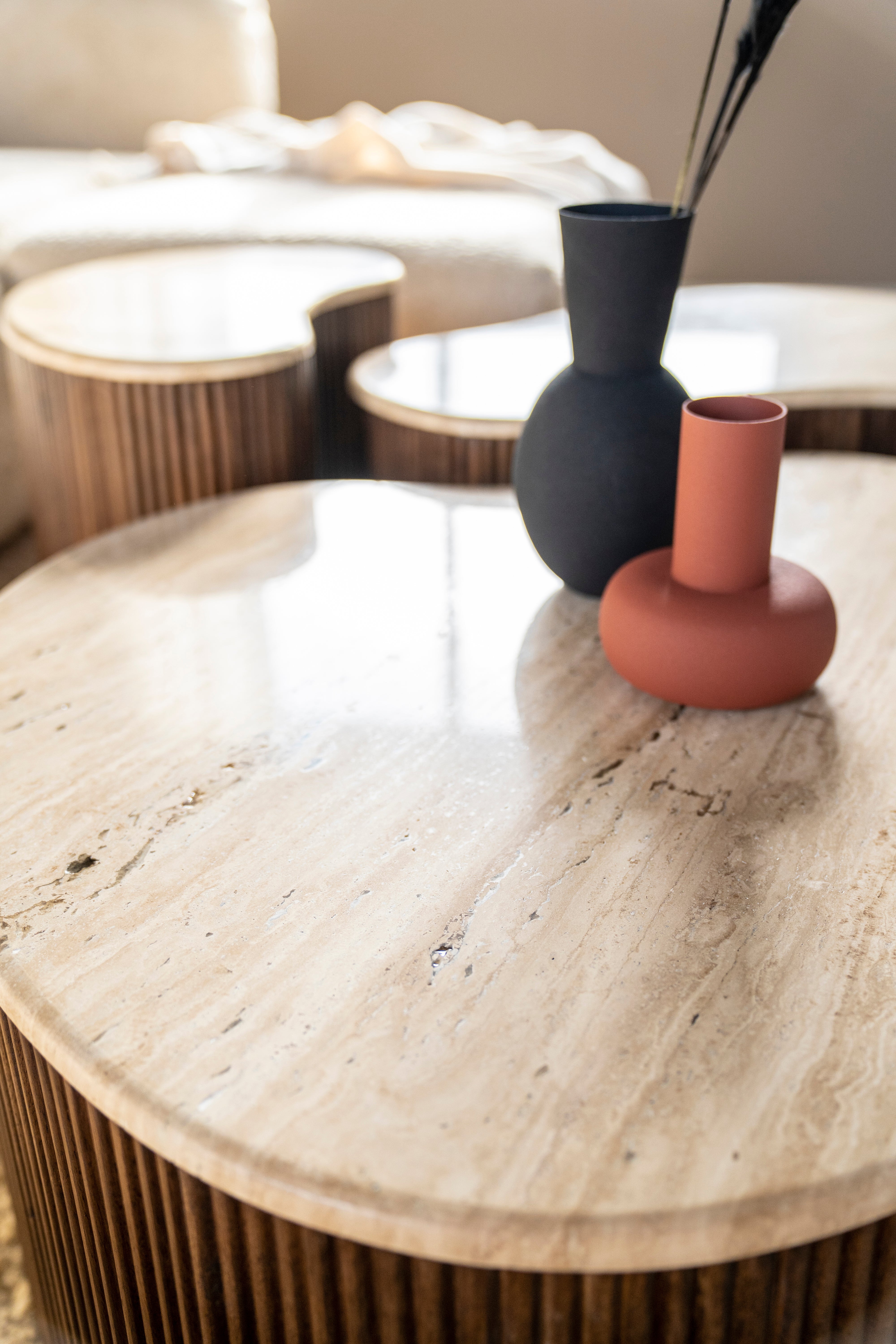 Beistelltisch MARI aus Mangoholz mit Tischplatte aus Travertin