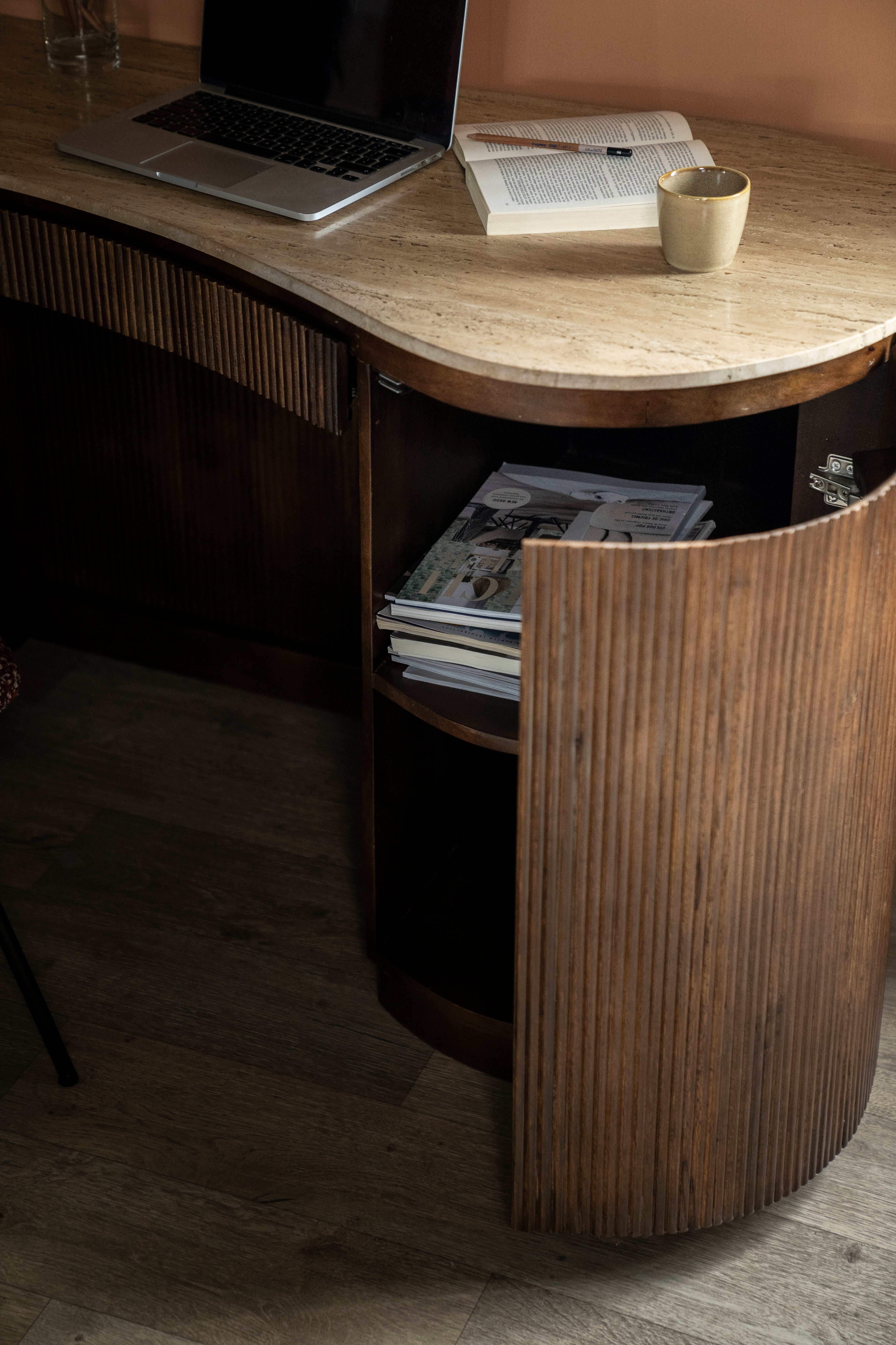 Schreibtisch MARI aus Mangoholz mit einer Tischplatte aus Travertin