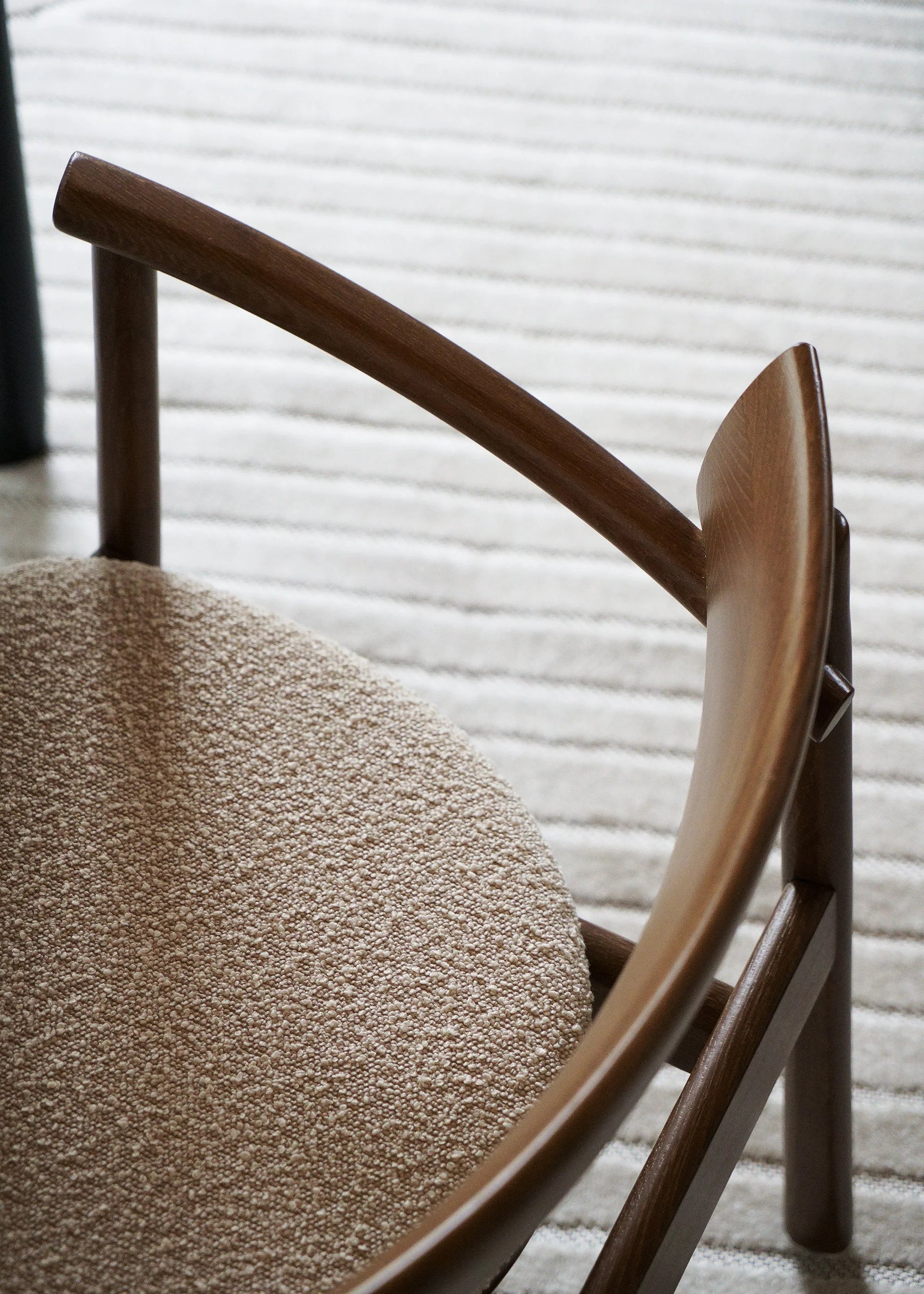 Stuhl ELIPSA SOFT aus Eichenholz und sandfarbener Boucle
