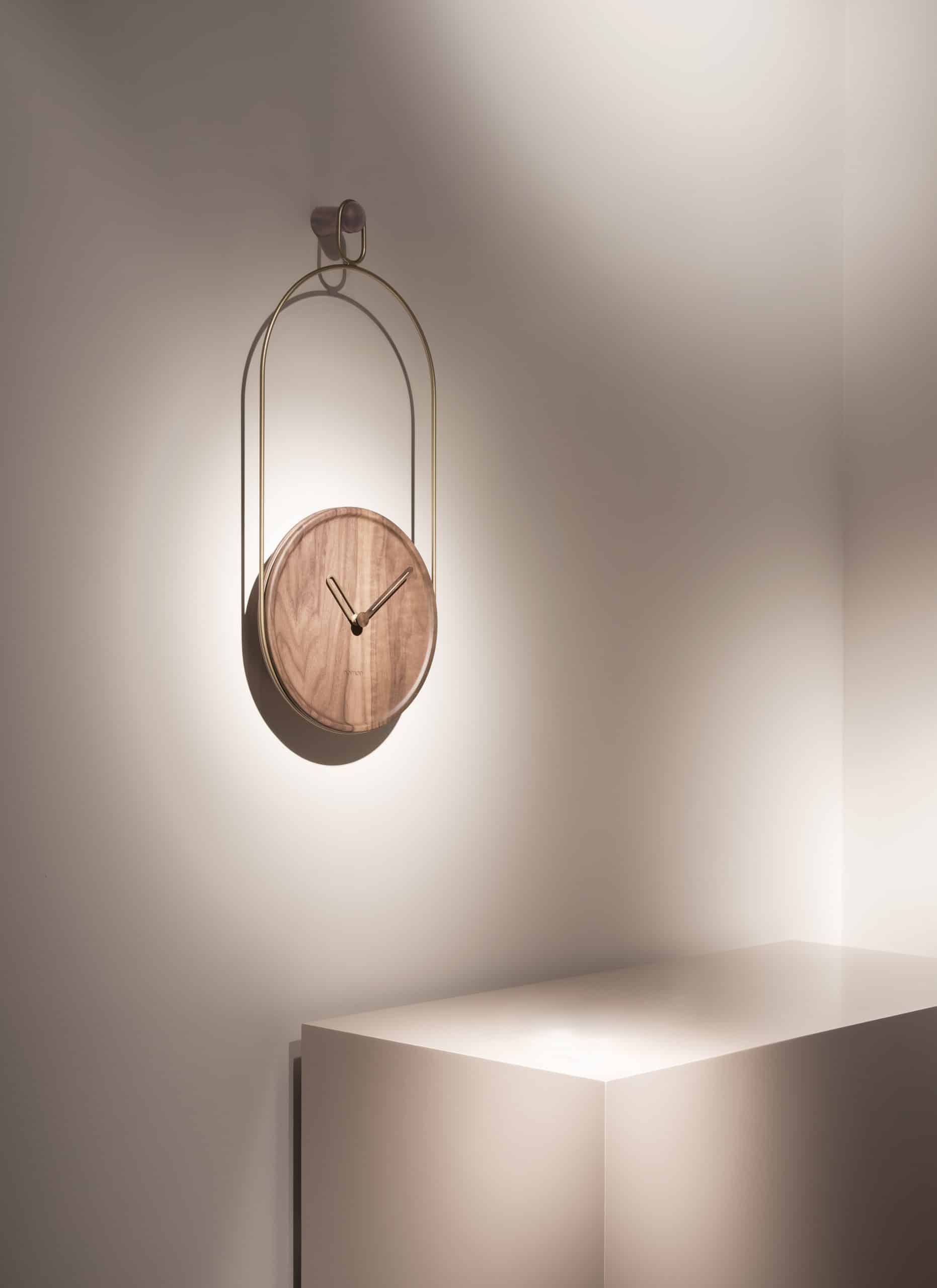 Wanduhr ESLABON aus Nussbaum mit Messing