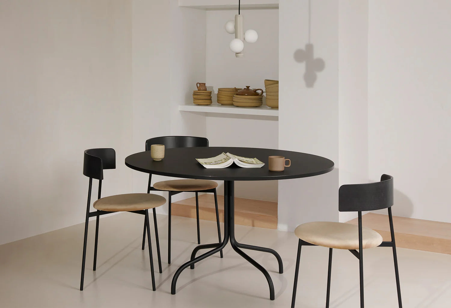 Sessel mit Armlehnen FRIDAY schwarzer Sitz mit Holzrückenlehne und beigem Gestell