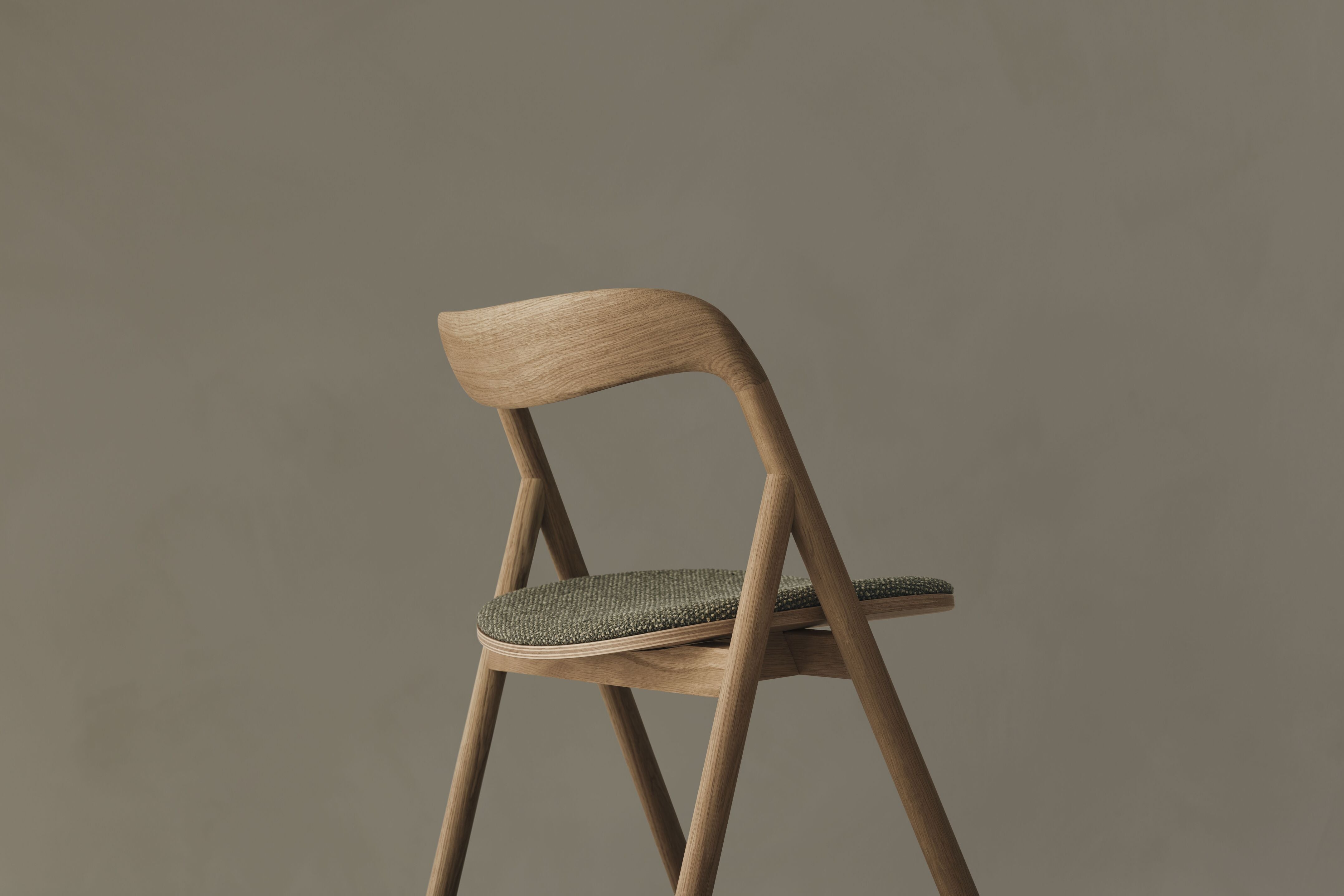 Fenri chair upholstered with an oak base