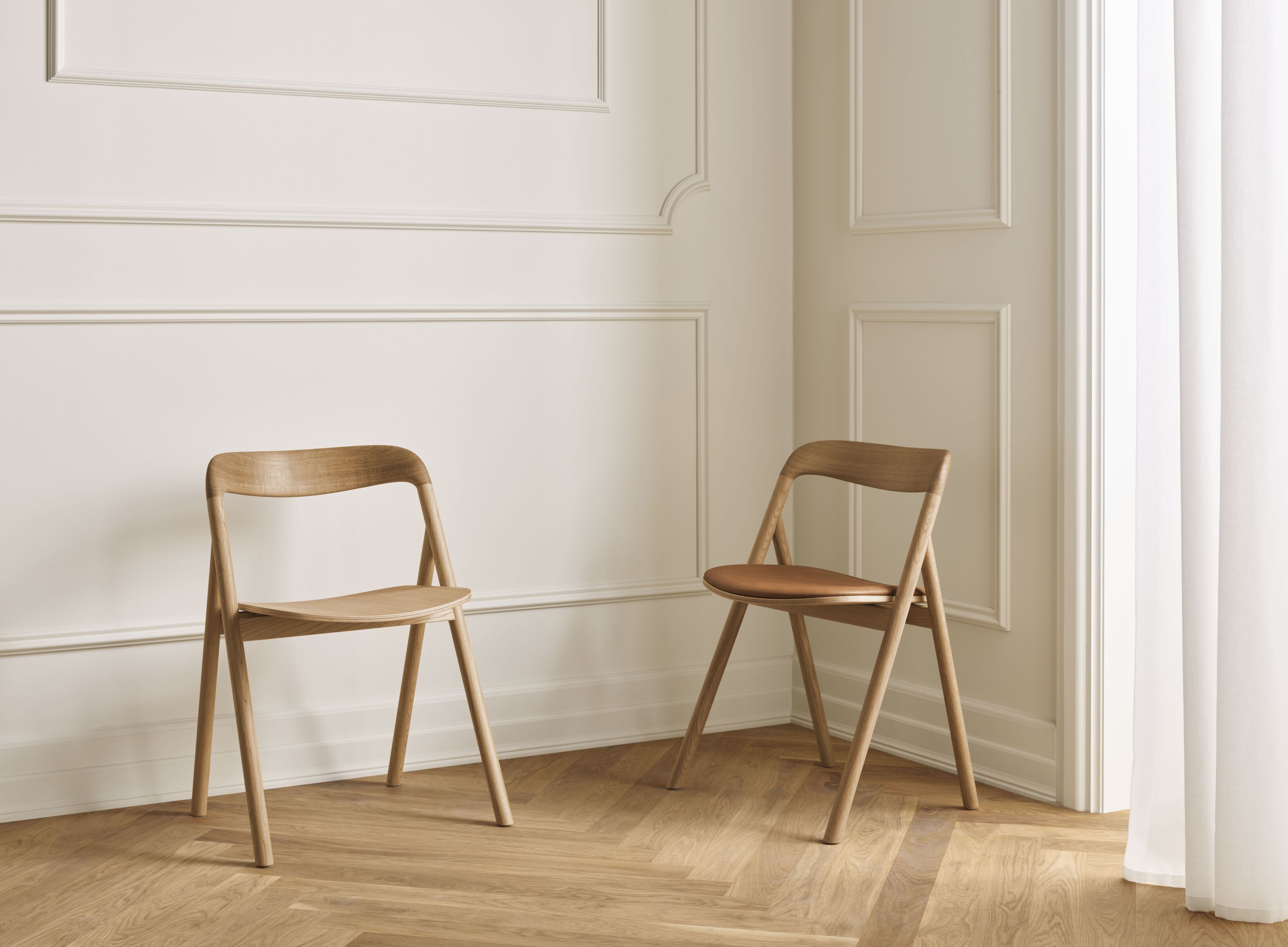 Fenri chair upholstered with an oak base