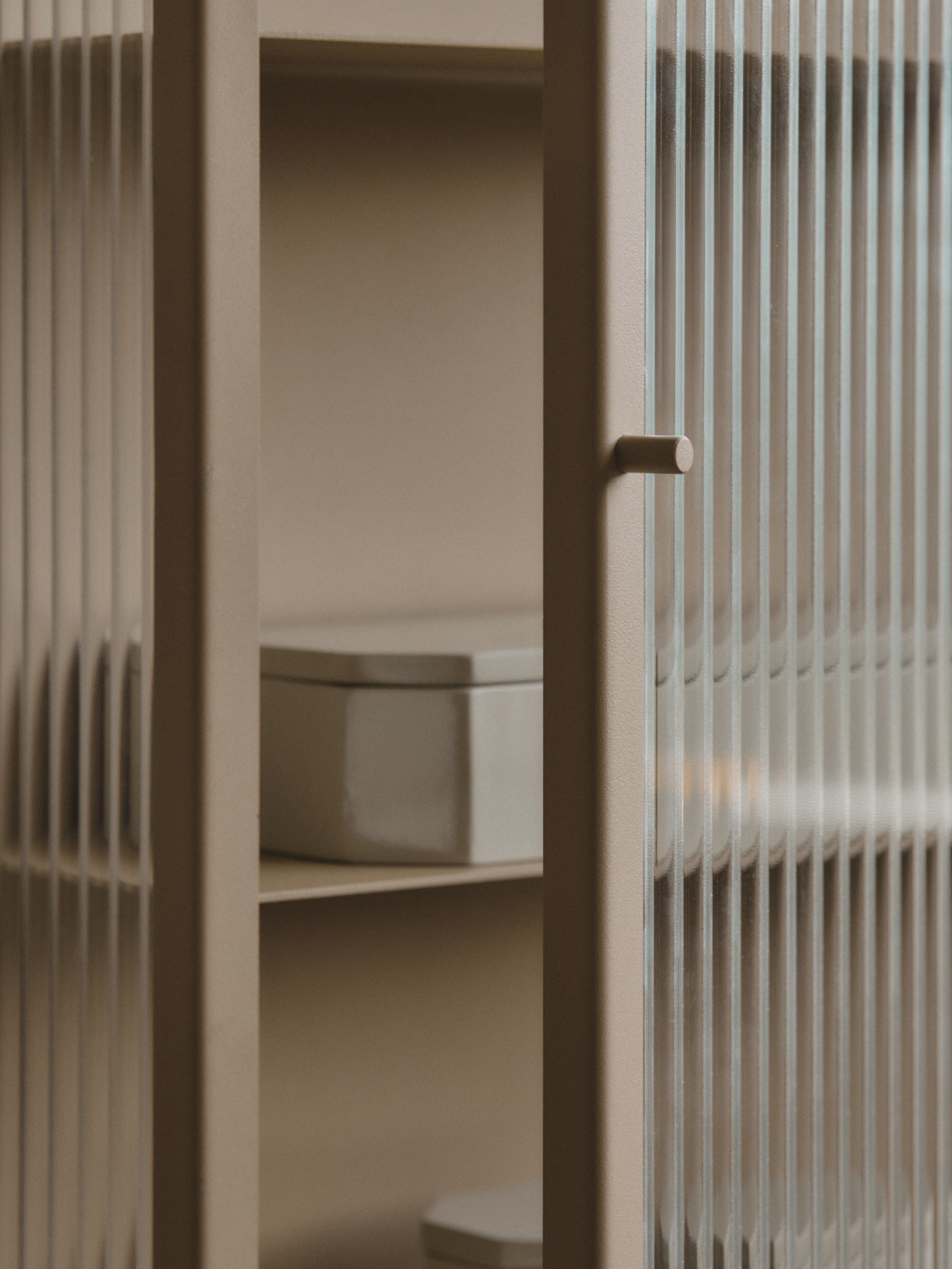 Dunst Beige Hanging Schrank