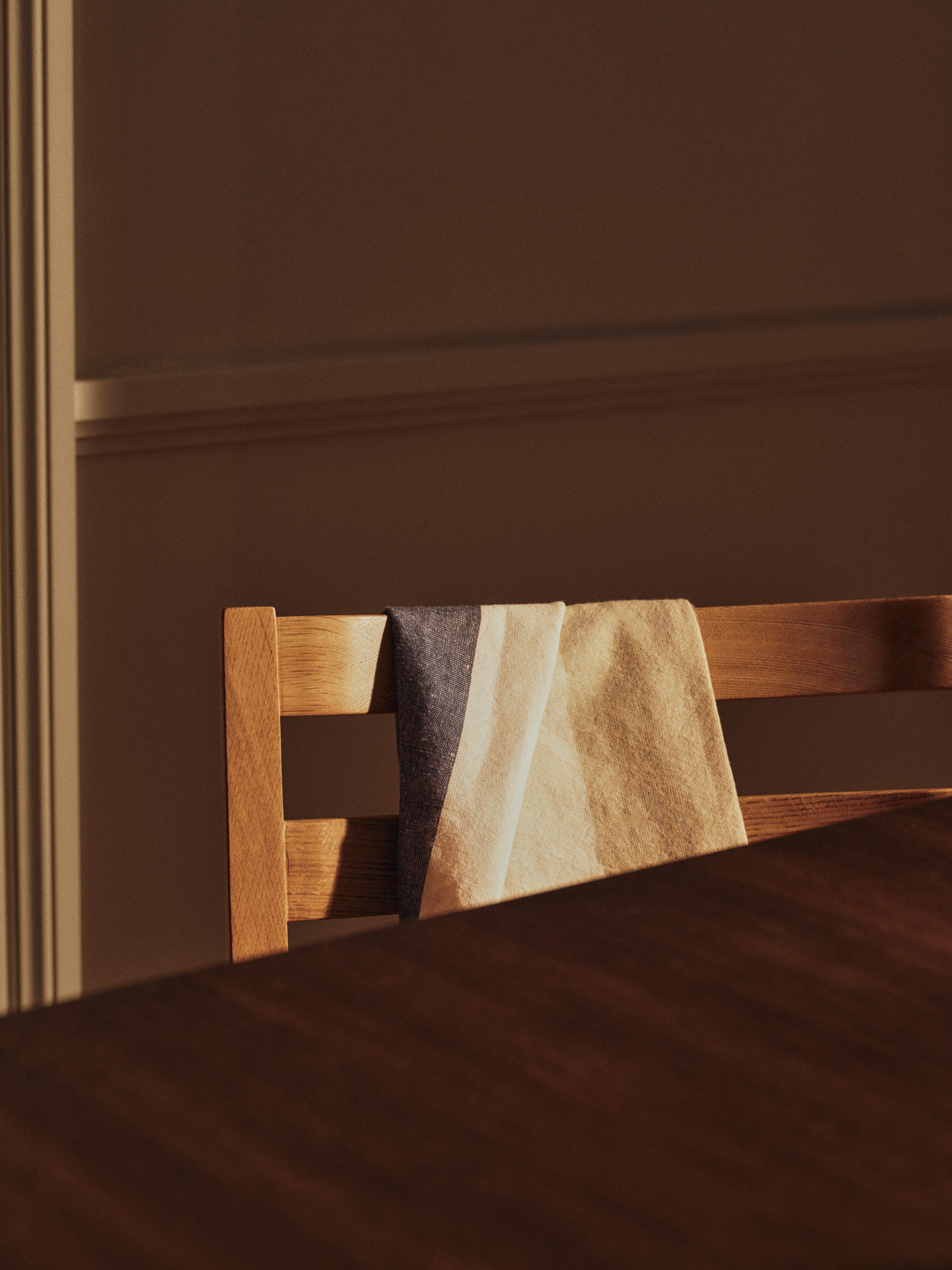 Tischdecke HALE beige mit Kaffee- und Indigo-Tönen