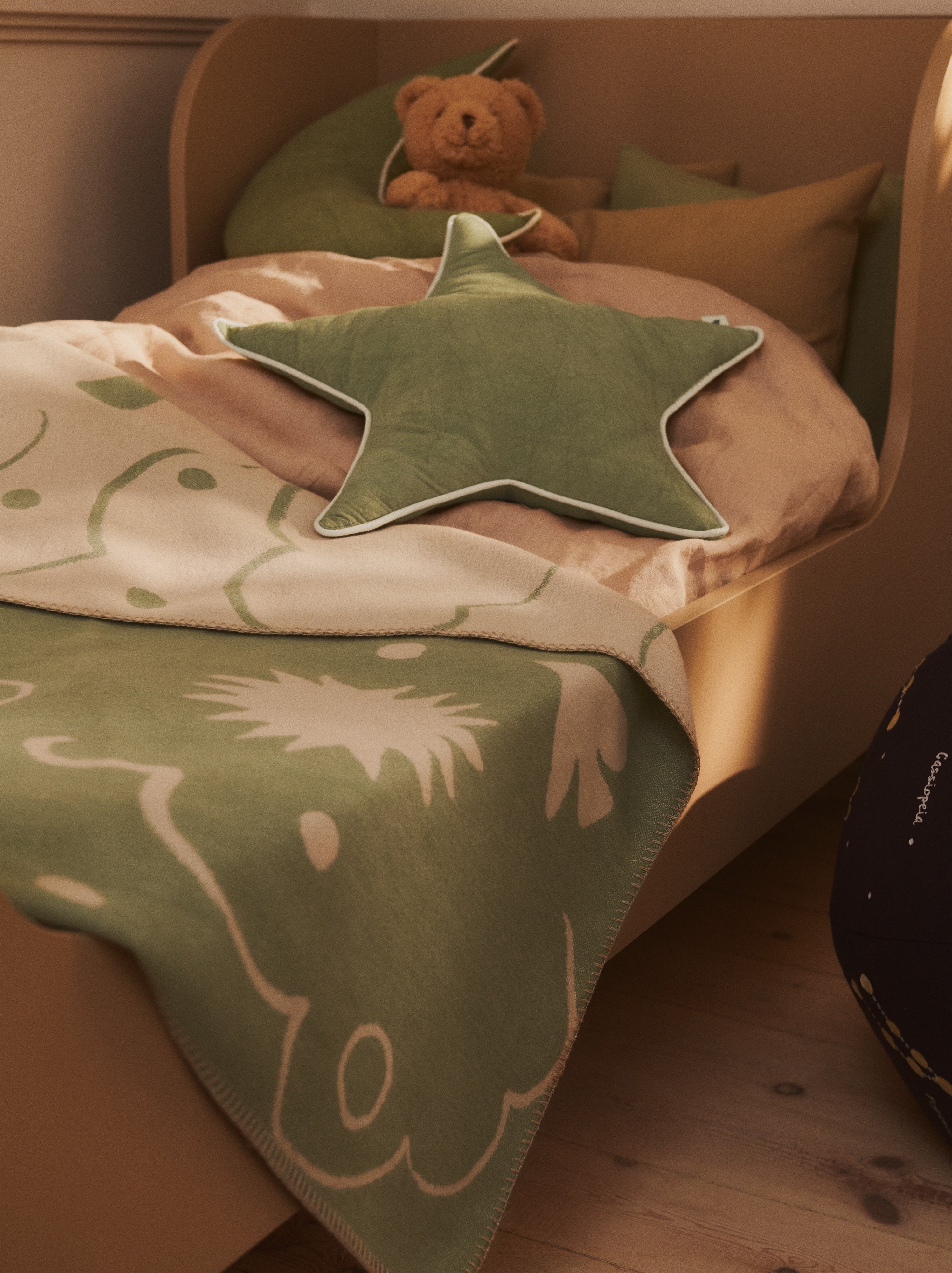 SKYE Children's Blanket in Green with Beige