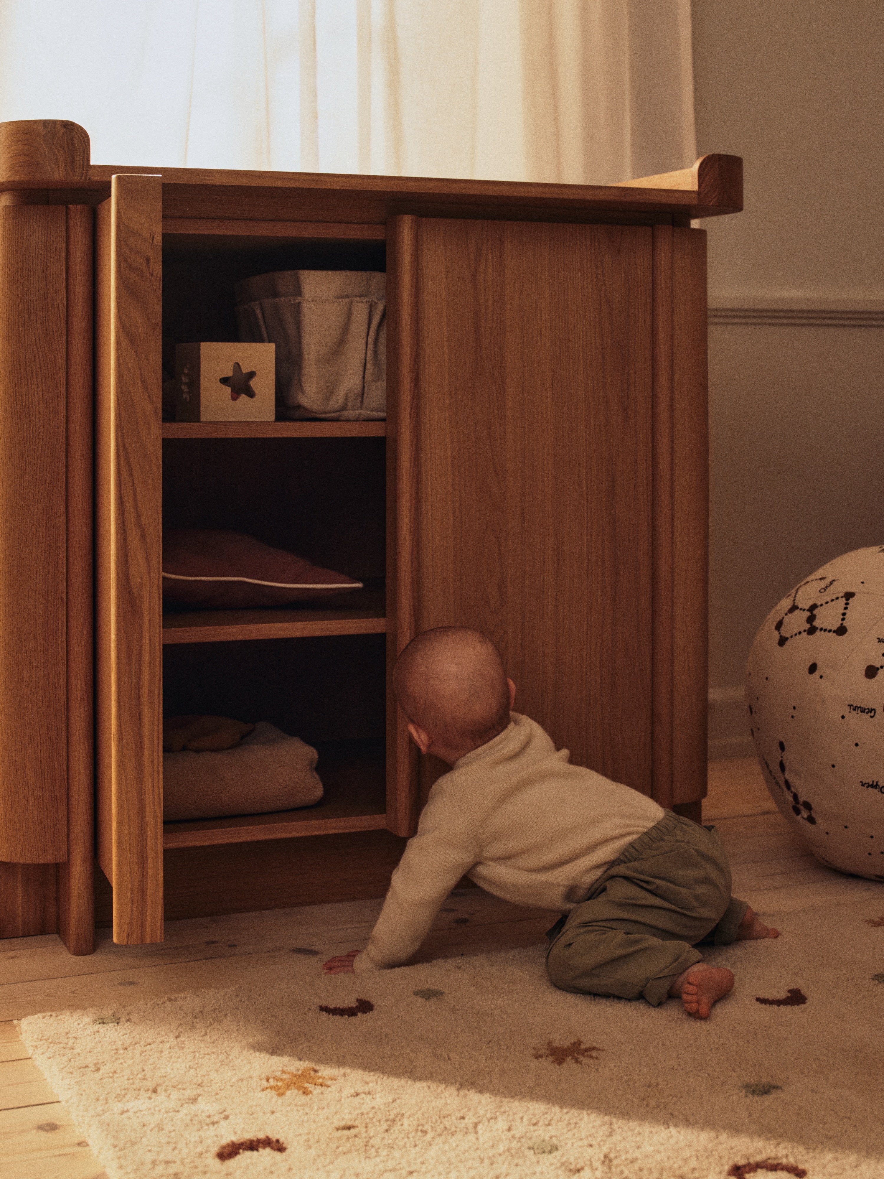Kinderteppich SKYE beige mit ziegelroten und grünen Akzenten