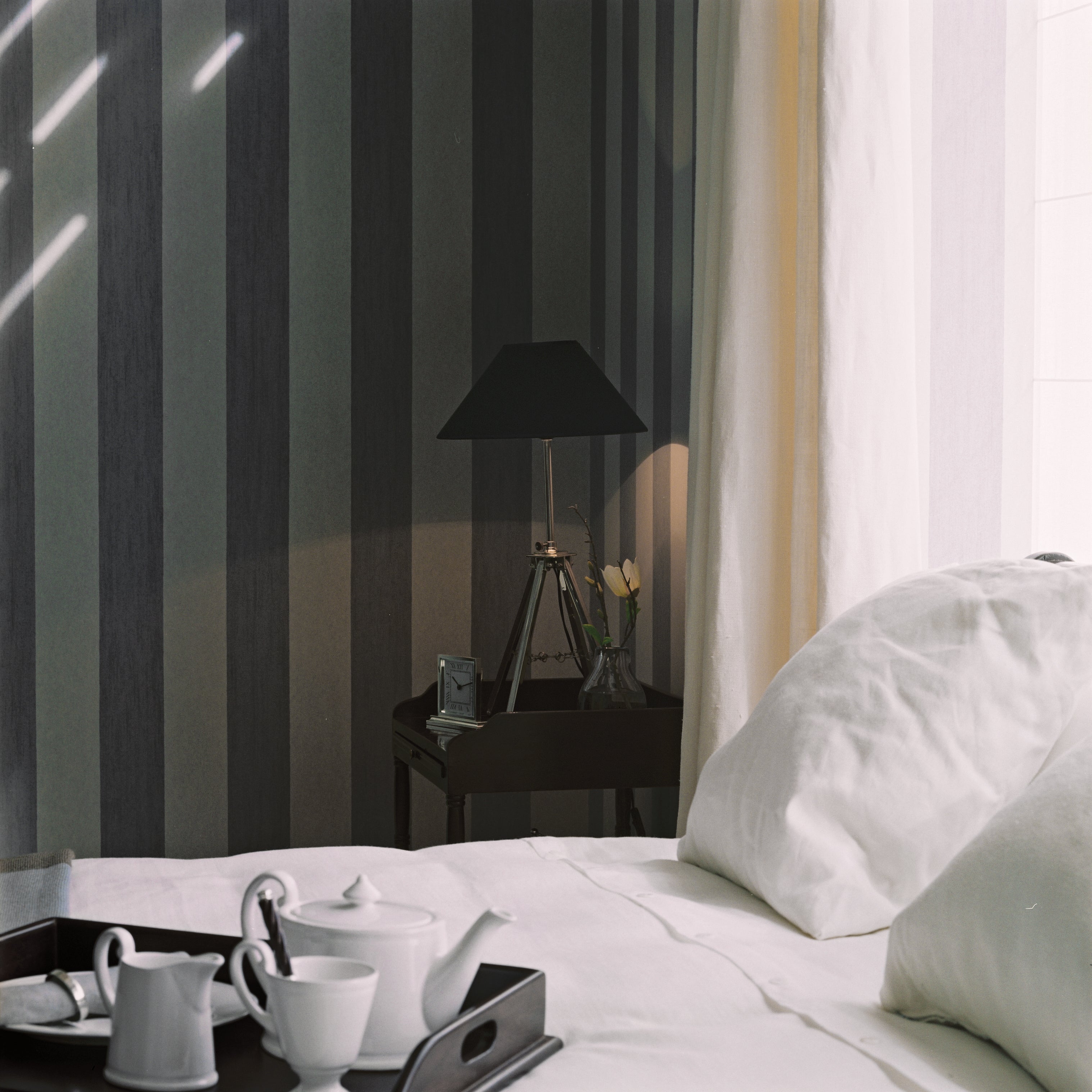 Strukturierte Tapete, die Leinwand im Streifenmuster im Farbton Sand mit Beige imitiert