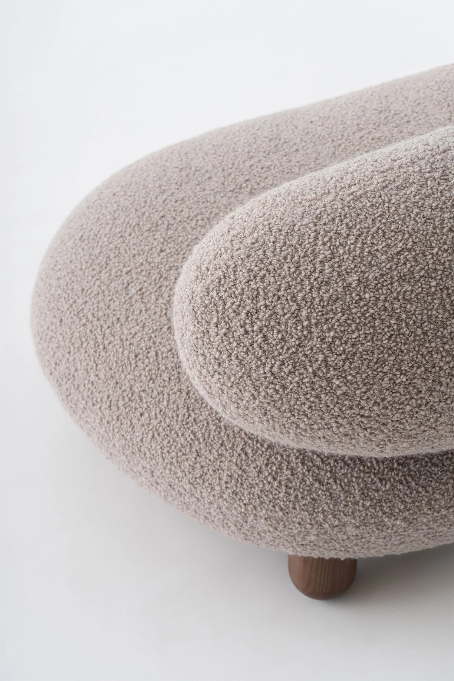 Sofa FLOCK gepolstert mit Holzgestell