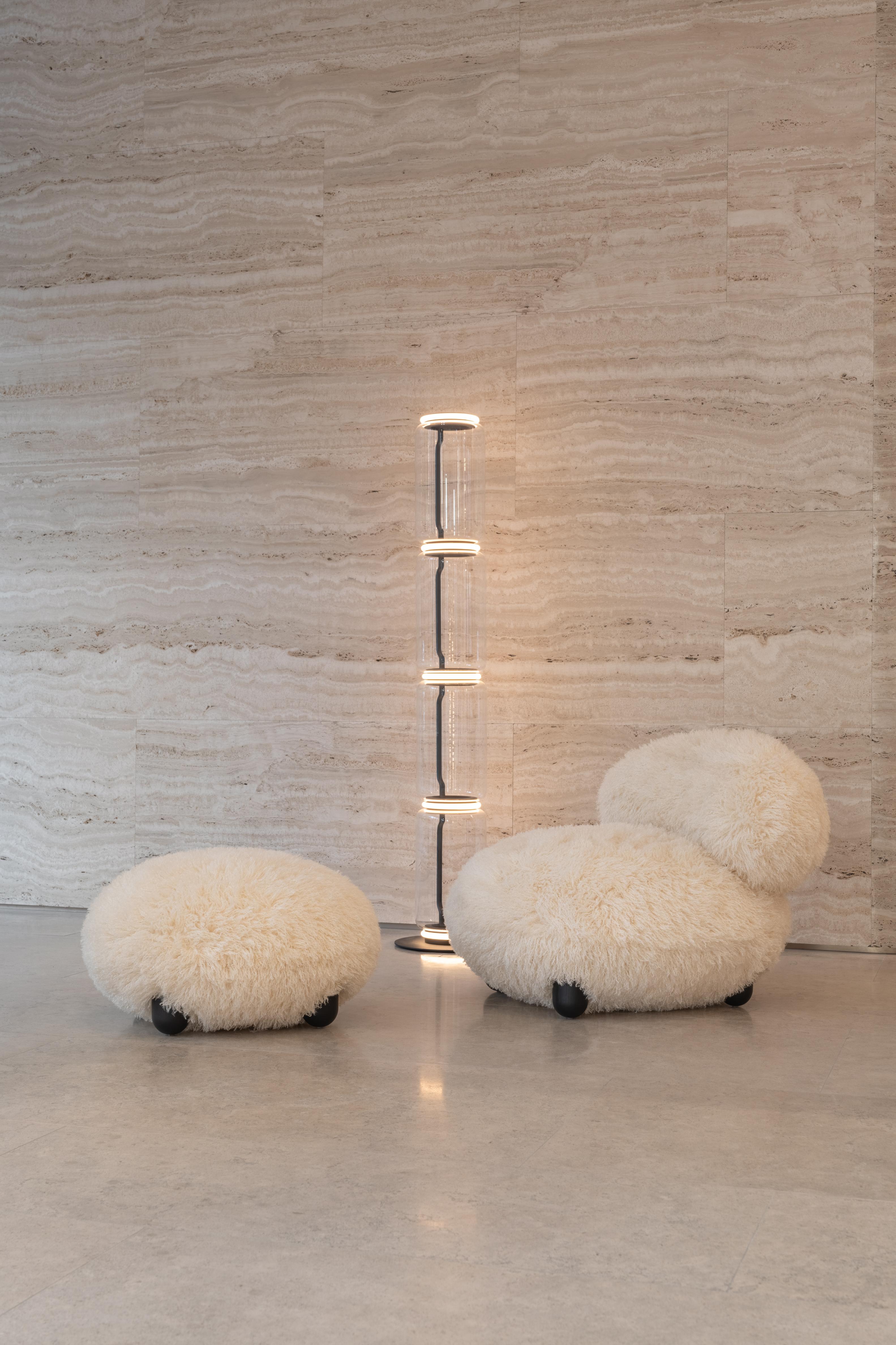 Puff FLOCK - FLUFFY EDITION Kunstfell mit Holzuntergrund