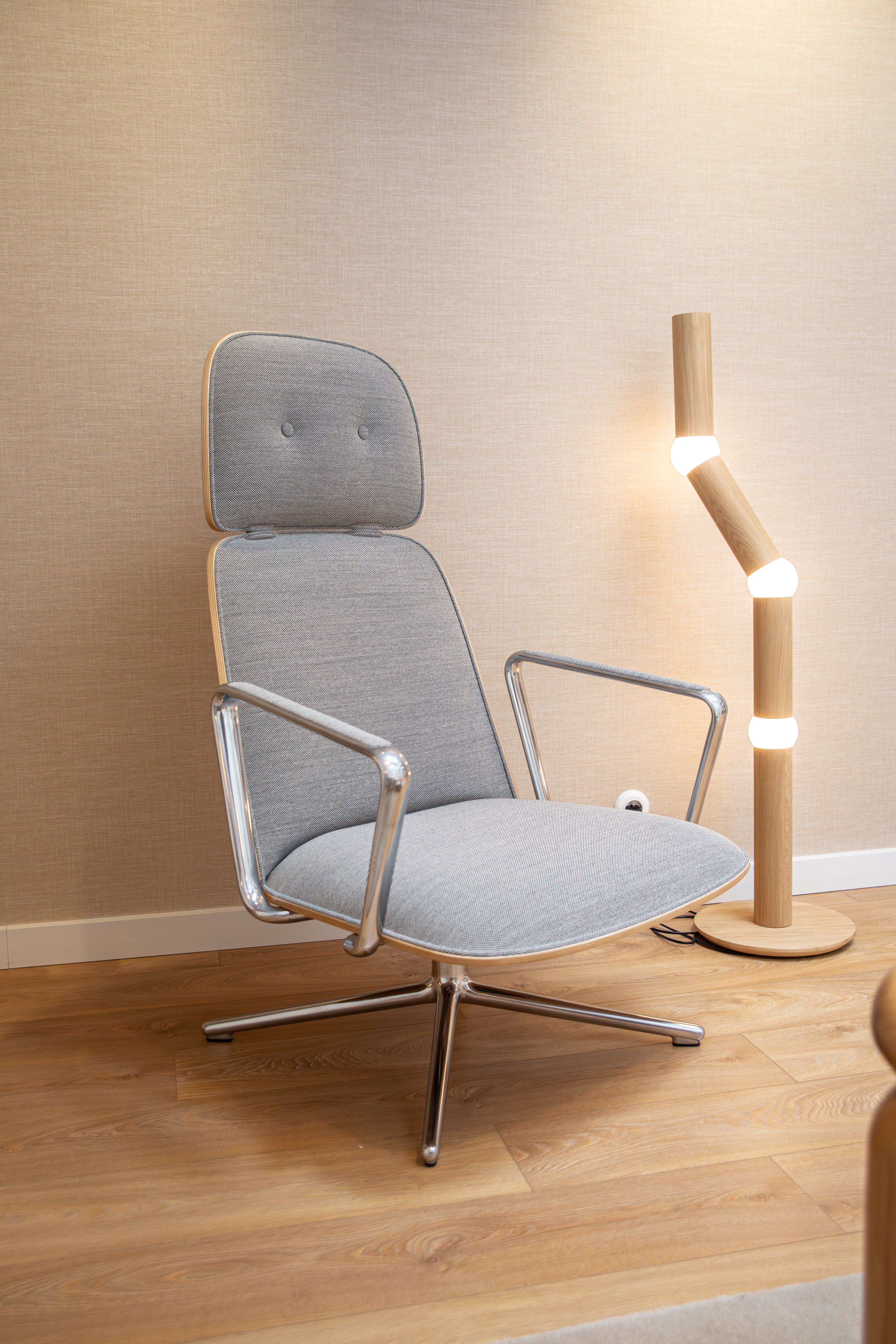 Fotel PAD HIGH SWIVEL mit Aluminiumfuß - Ausstellungsstück