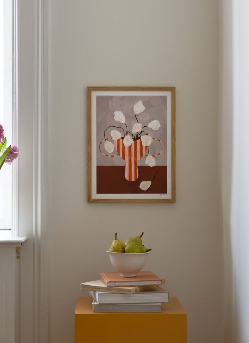 Künstlerische Grafiken weiße Blüten in gestreiften Vase
