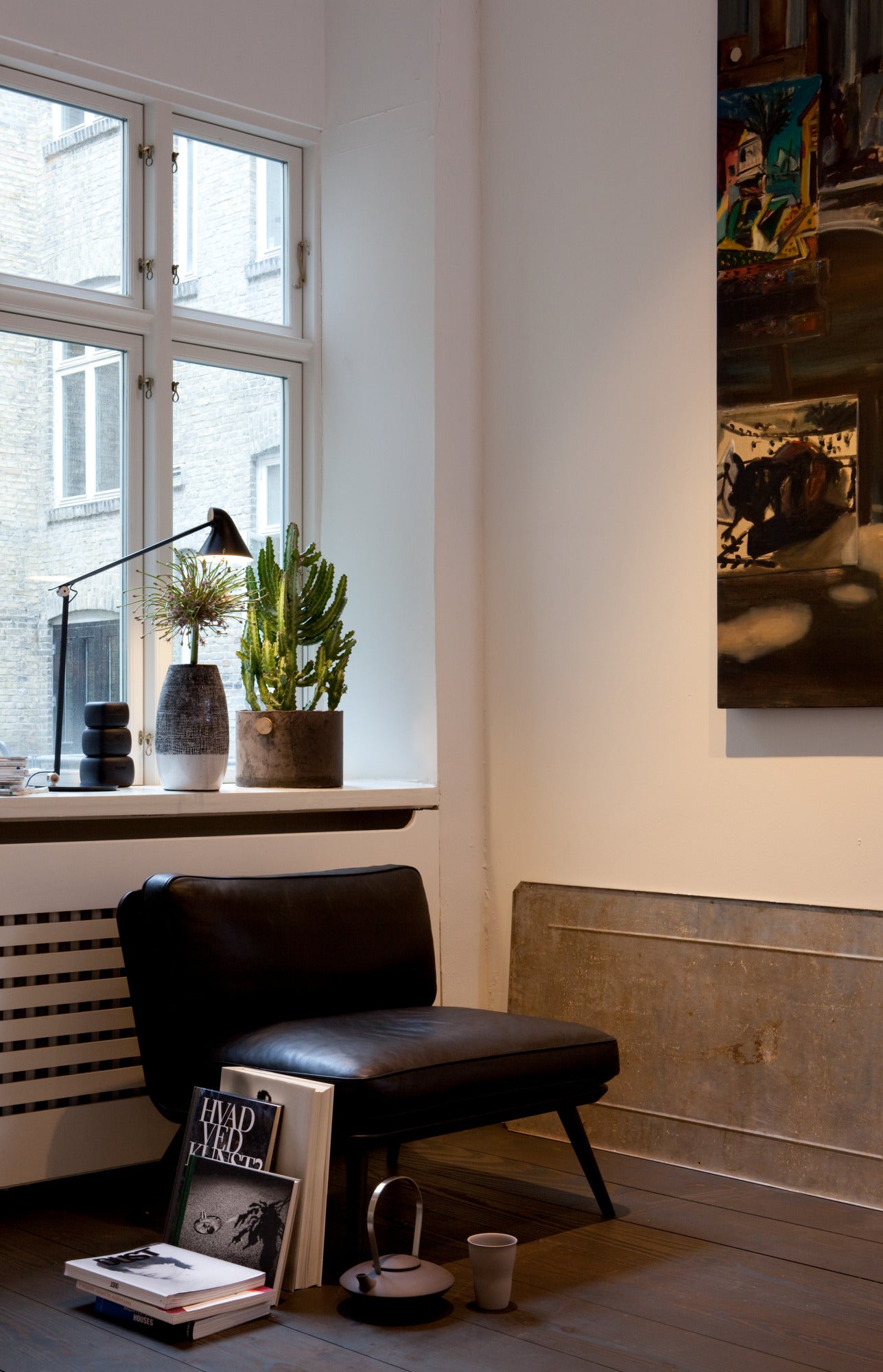 NJP black table lamp